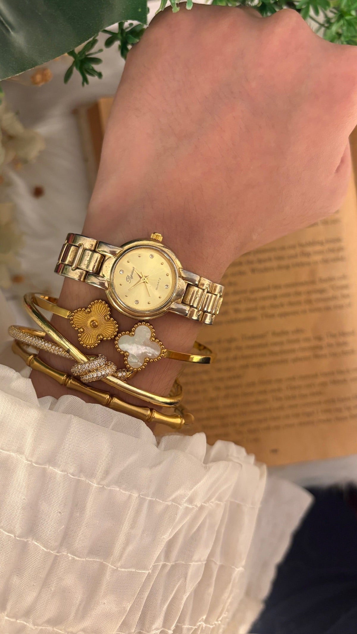 Vintage Pegasus Classic Watch in Gold Tone Quartz