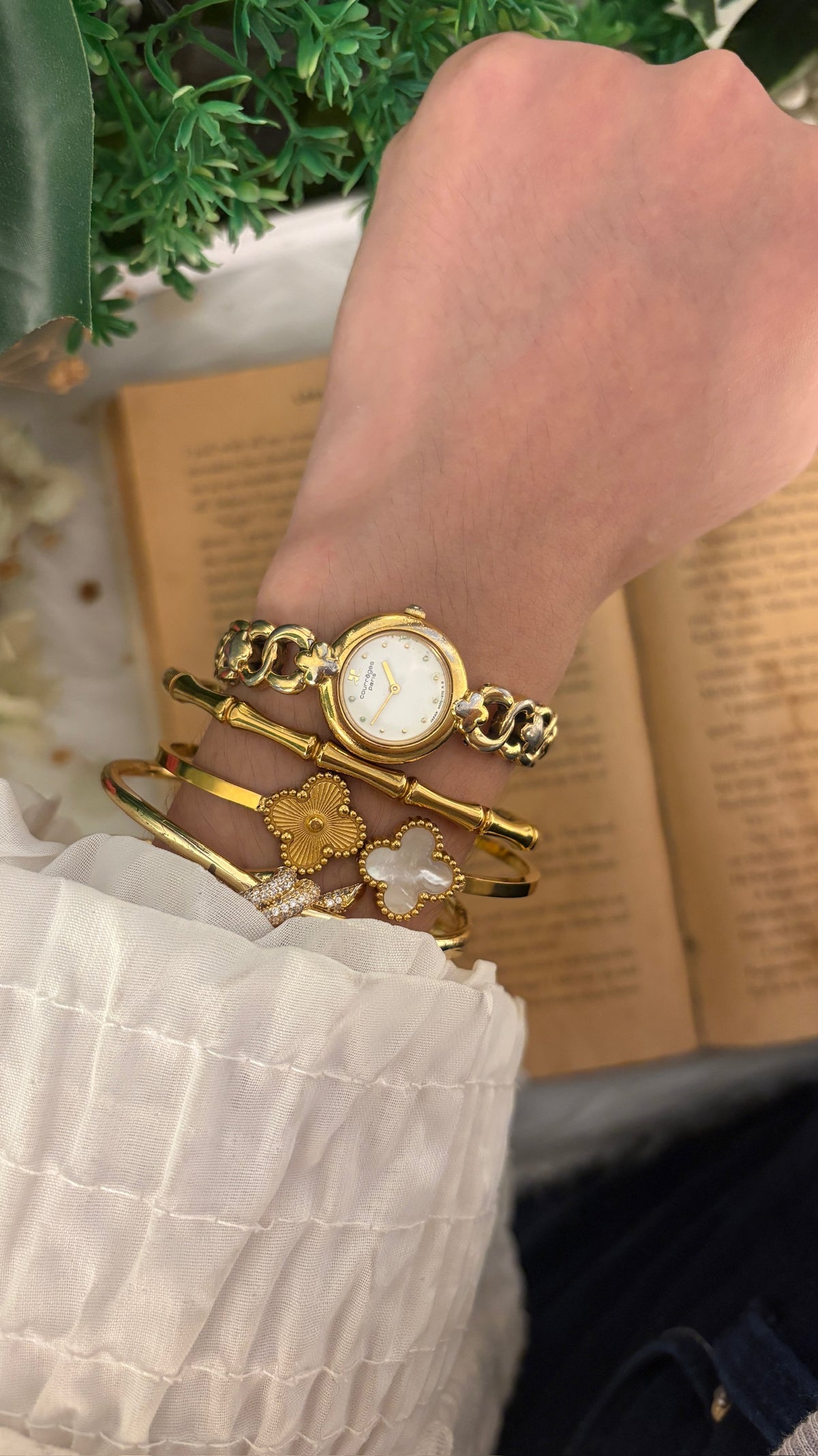 Vintage Courreges Clover Circle Link Bracelet Watch in Gold Tone Quartz