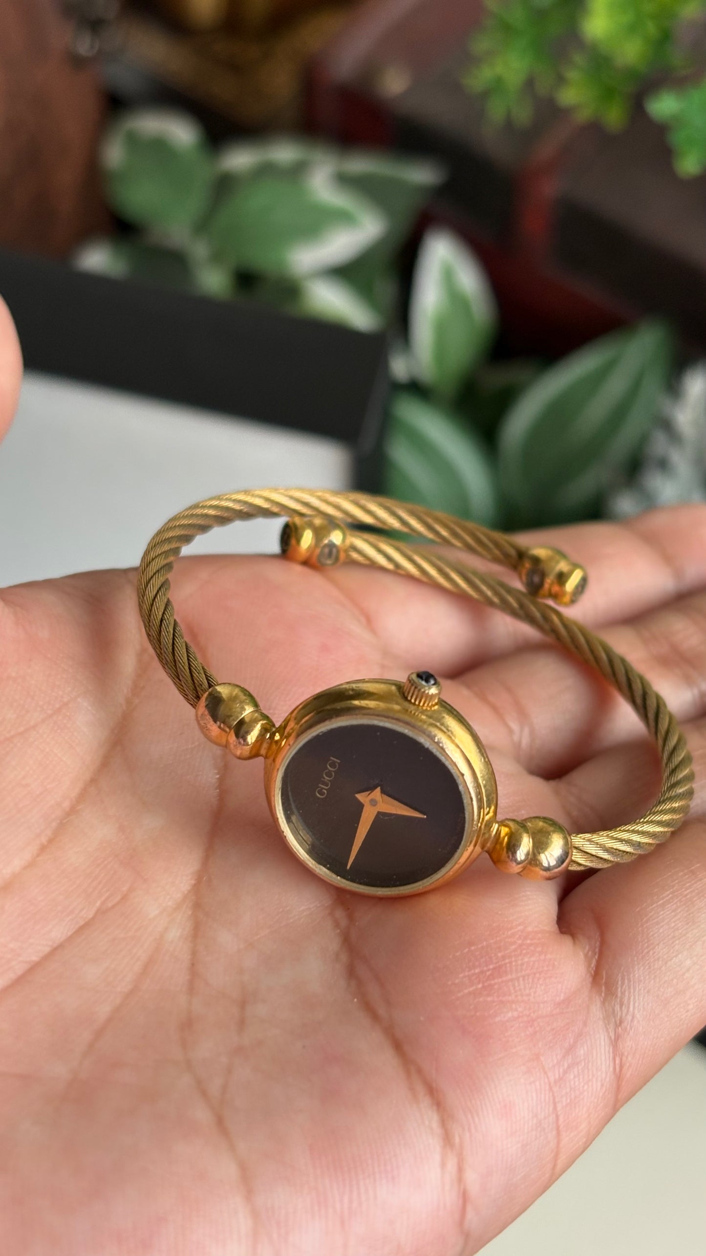 Extremely Rare Vintage 2700L Gucci Bangle Watch in Gold Tone Black Dial with Original Box
