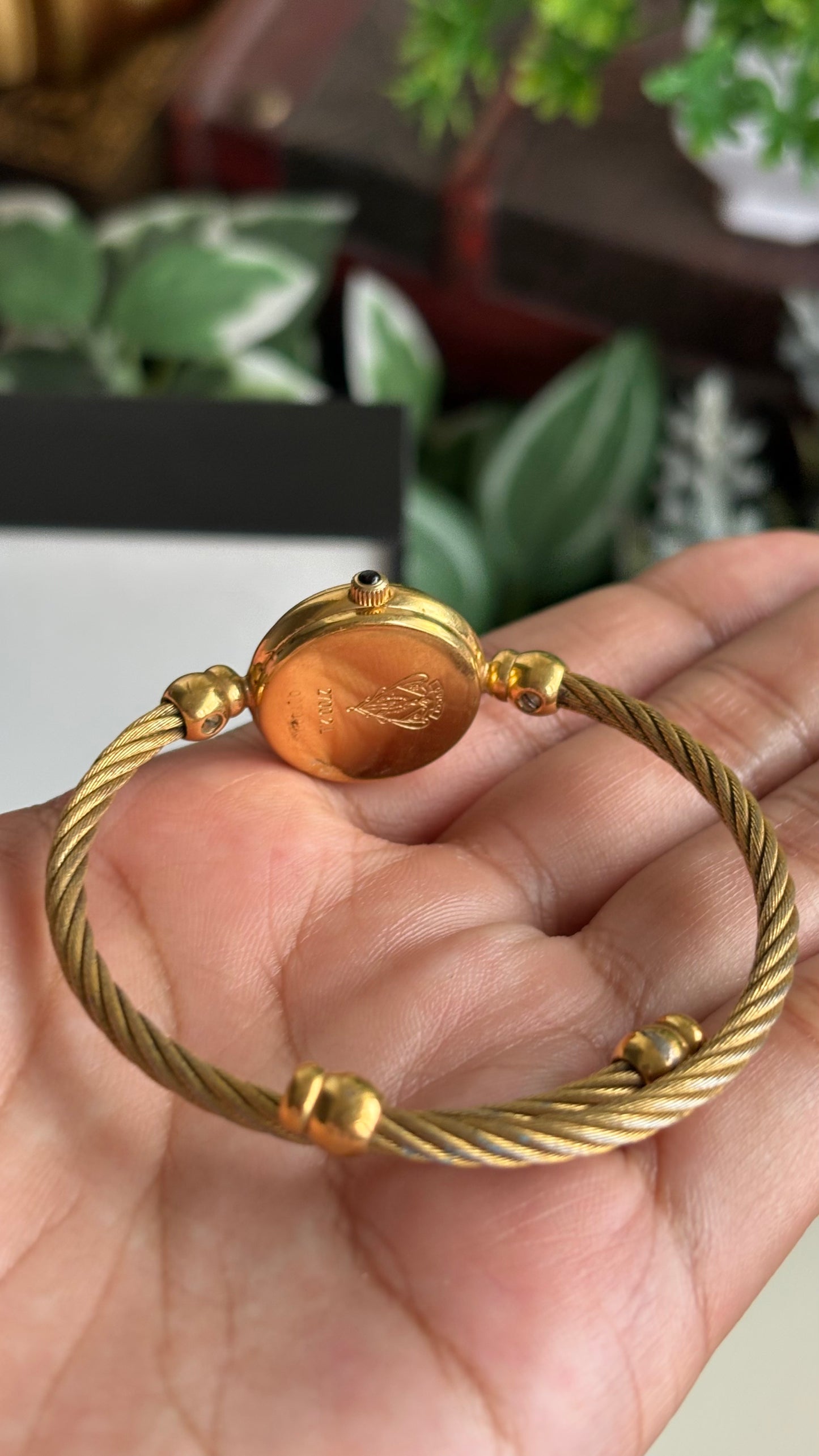 Extremely Rare Vintage 2700L Gucci Bangle Watch in Gold Tone Black Dial with Original Box