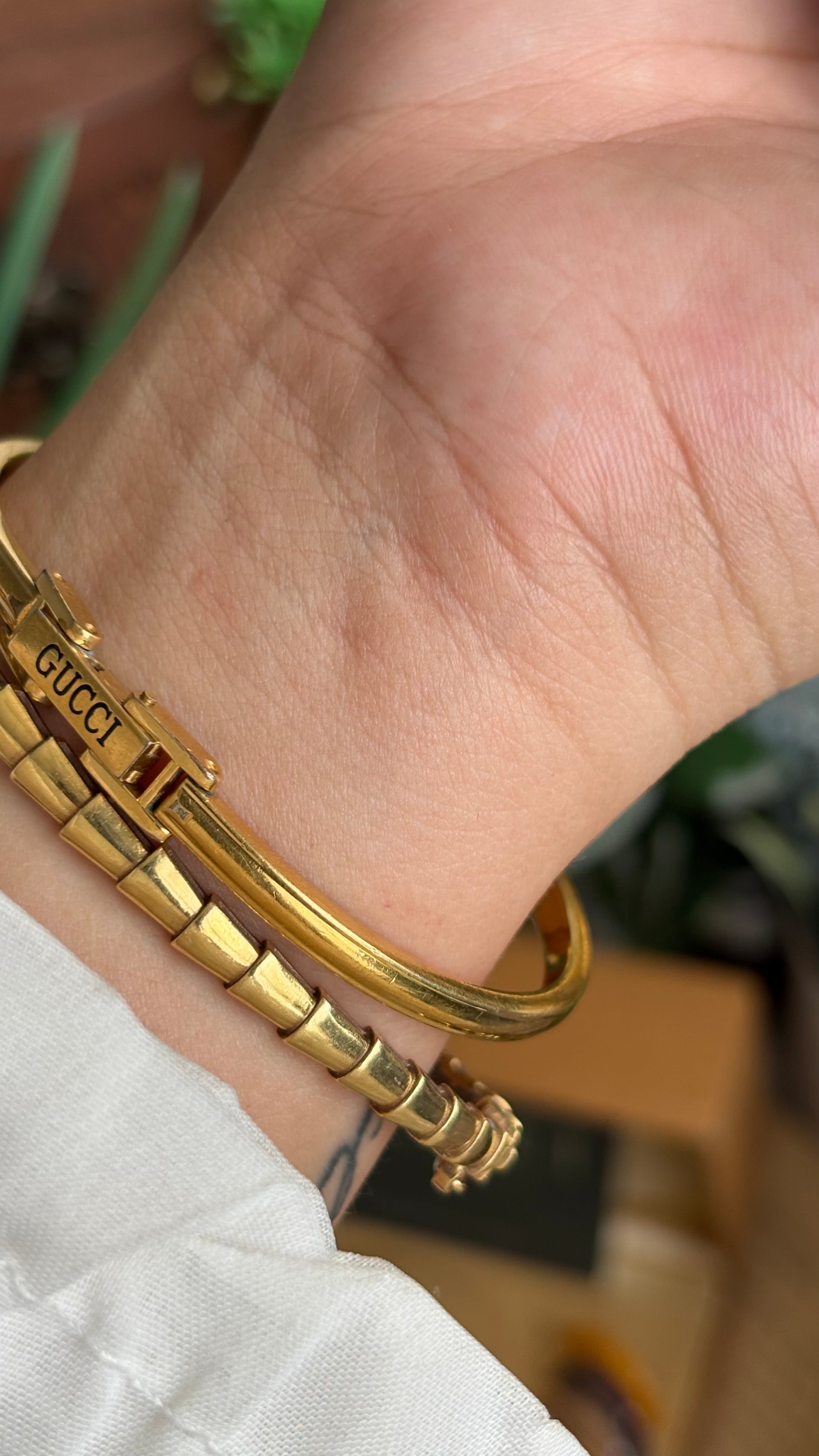 Vintage Gucci 1100L Interchangeable Bezel Set Bangle Watch in Gold Tone