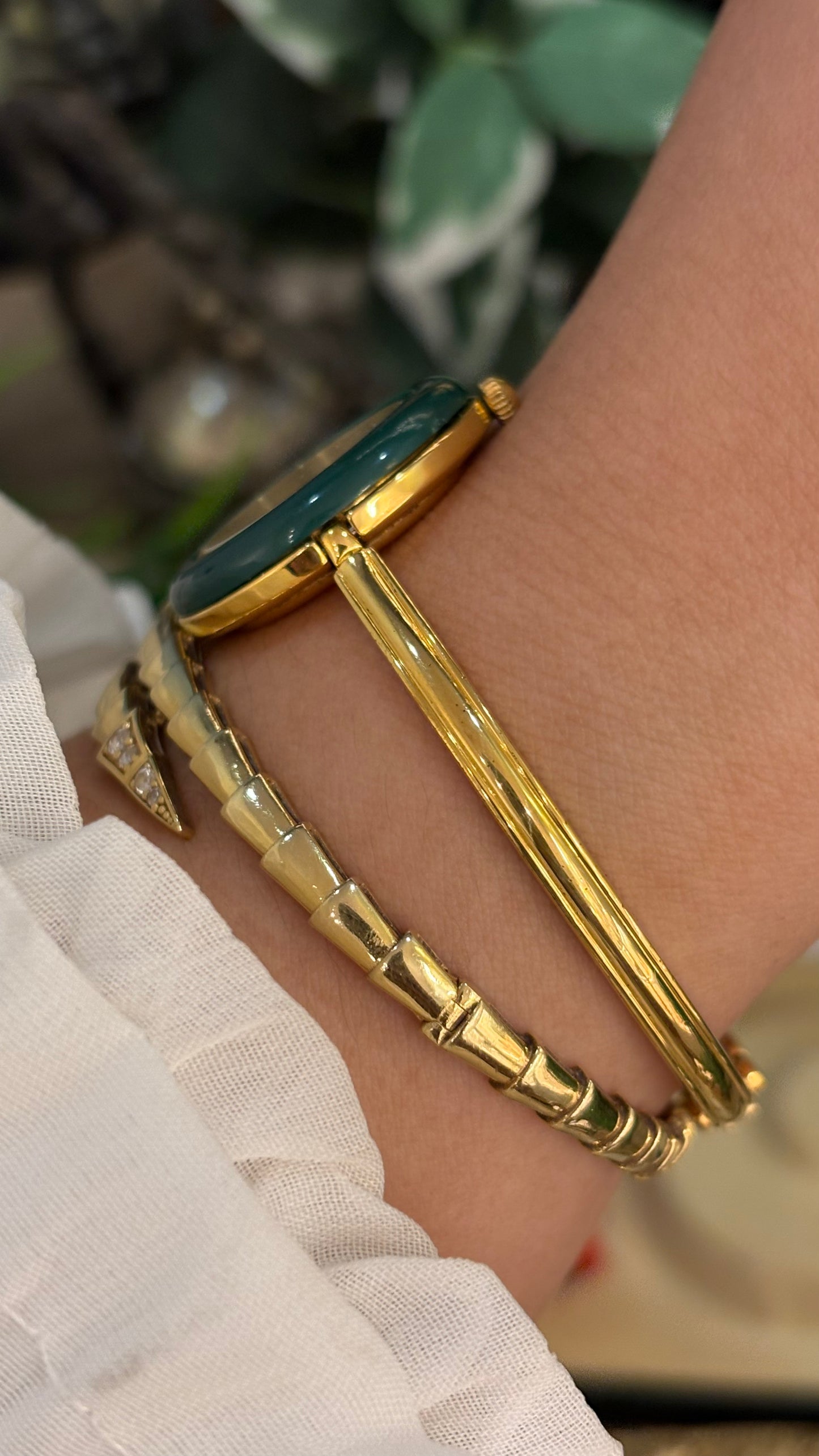 Extremely Rare Gucci Interchangeable Bezel Bangle Watch Set in Gold Tone Quartz Swiss
