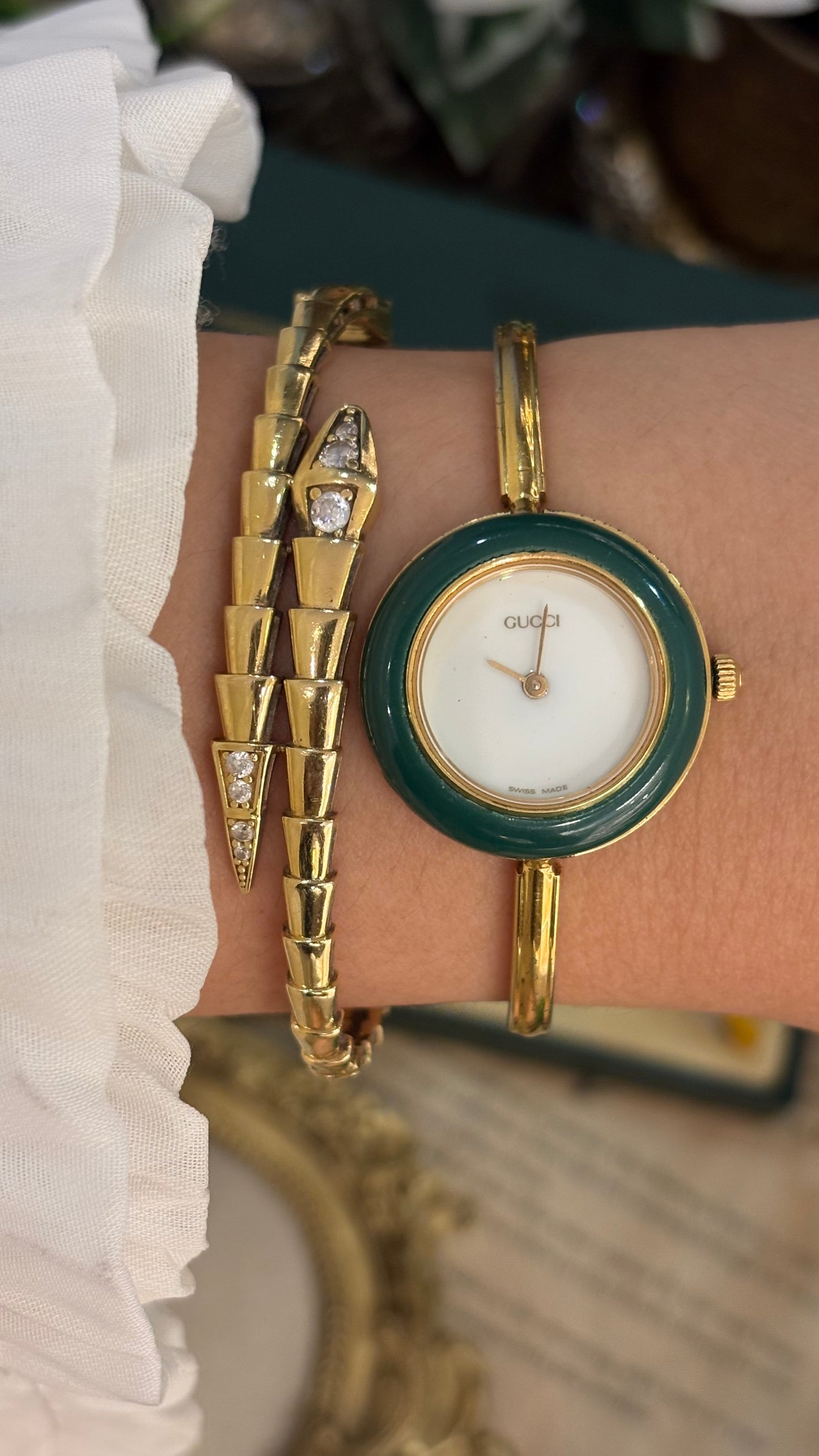 Extremely Rare Gucci Interchangeable Bezel Bangle Watch Set in Gold Tone Quartz Swiss