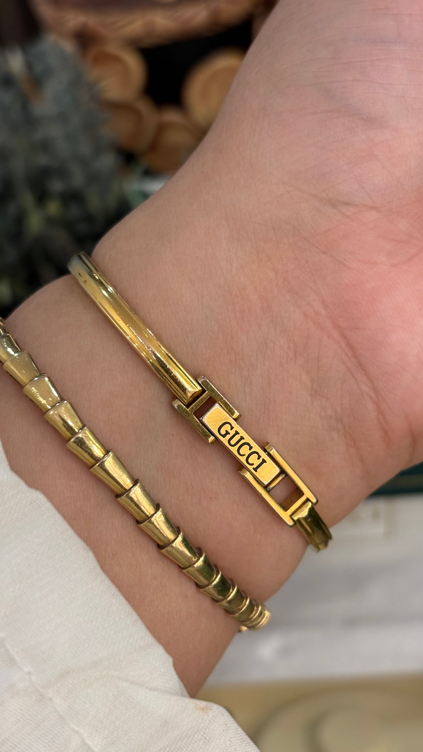 Extremely Rare Gucci Interchangeable Bezel Bangle Watch Set in Gold Tone Quartz Swiss