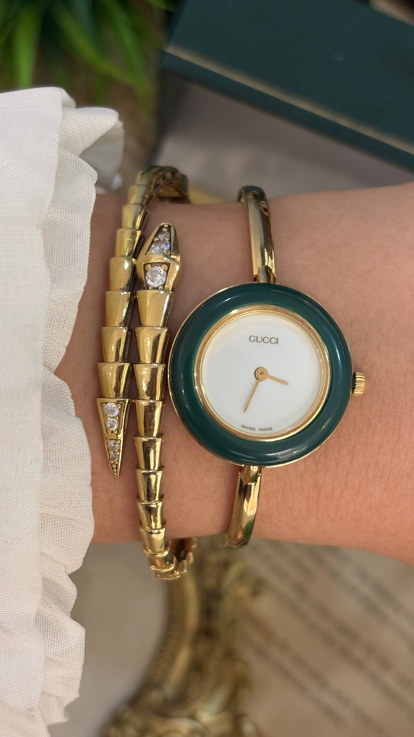 Extremely Rare Gucci Interchangeable Bezel Bangle Watch Set in Gold Tone Quartz Swiss