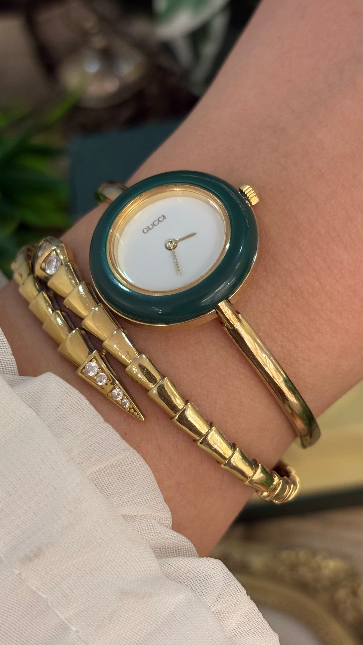 Extremely Rare Gucci Interchangeable Bezel Bangle Watch Set in Gold Tone Quartz Swiss