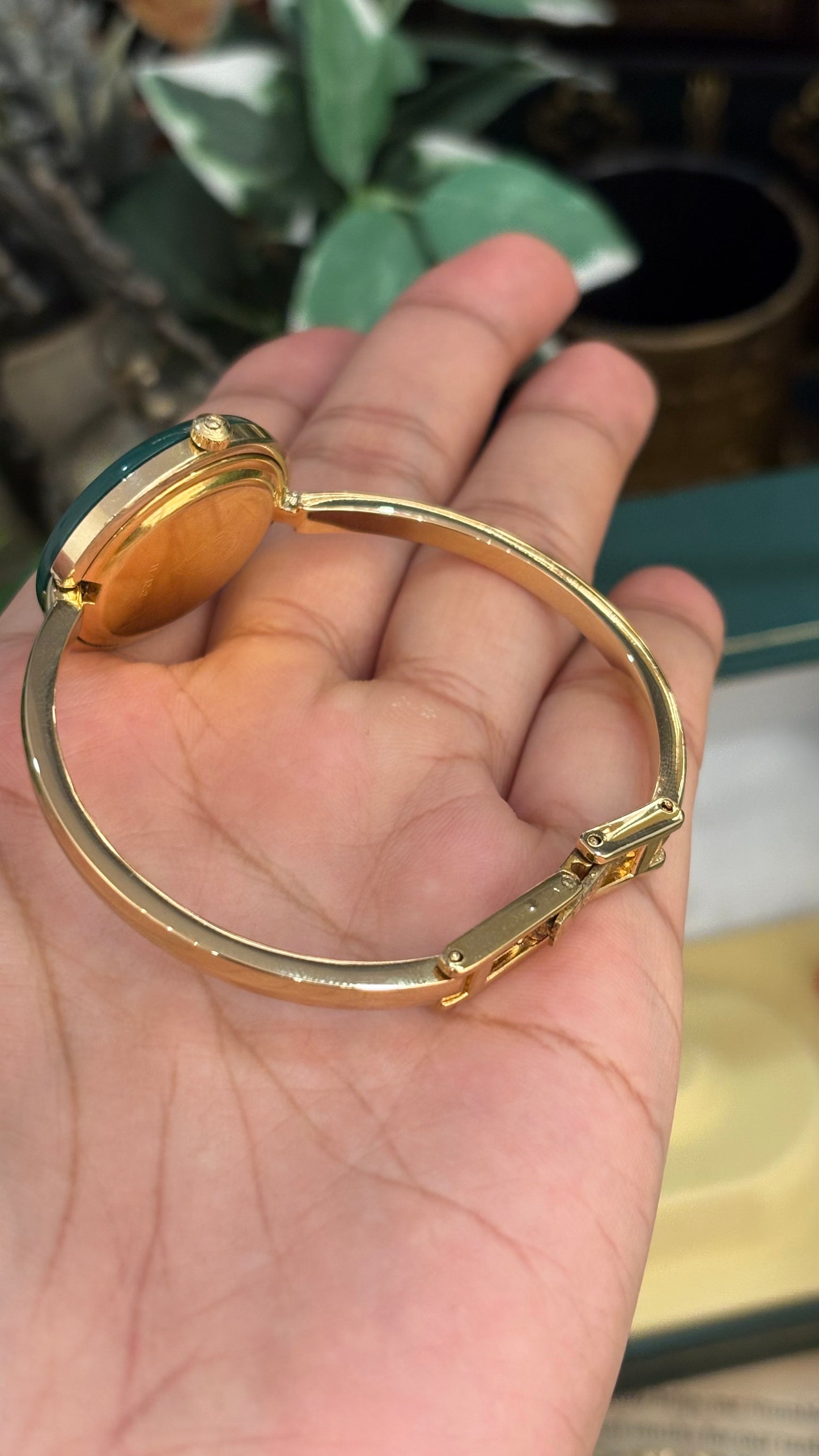 Extremely Rare Gucci Interchangeable Bezel Bangle Watch Set in Gold Tone Quartz Swiss