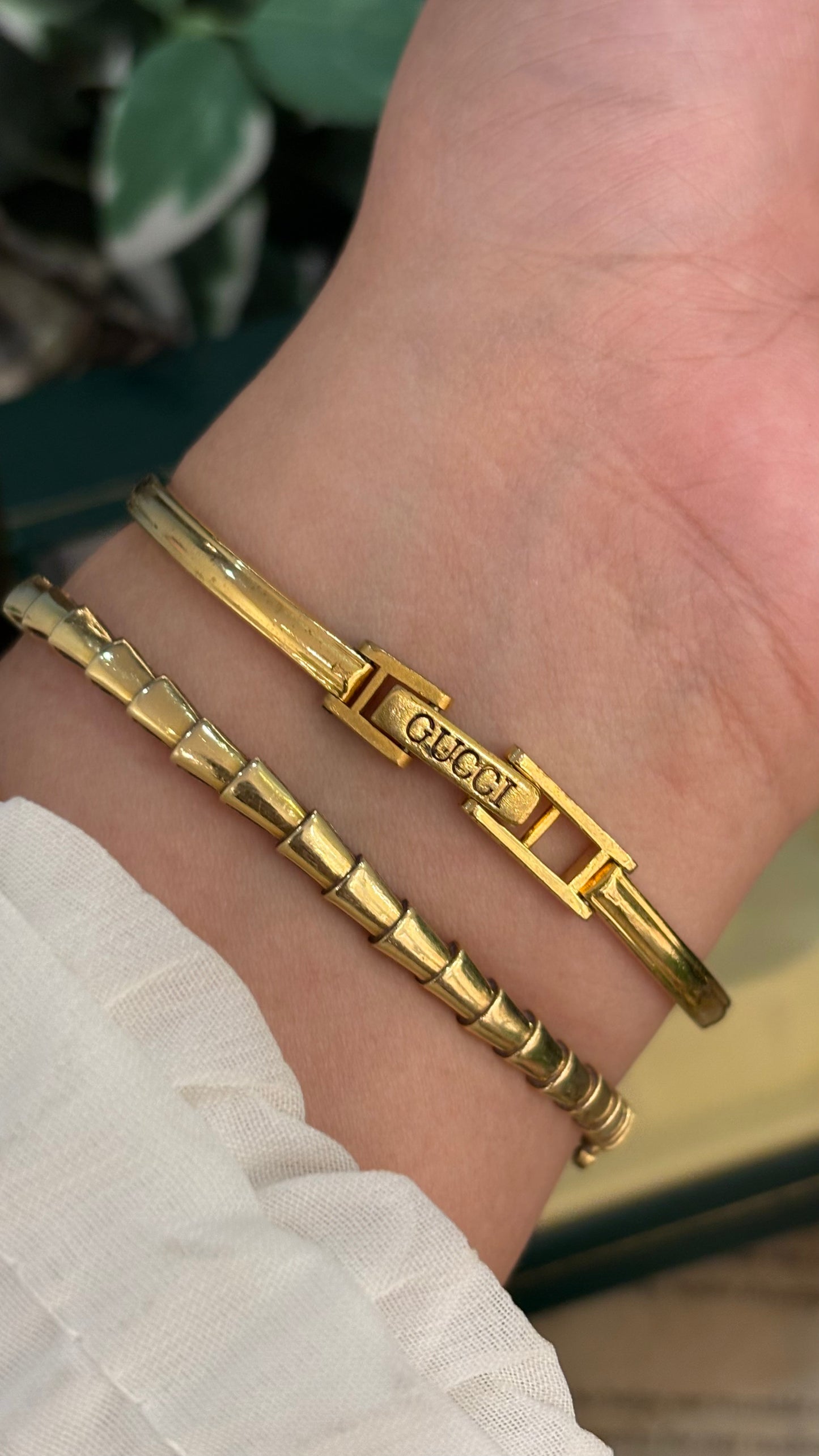 Extremely Rare Gucci Interchangeable Bezel Bangle Watch Set in Gold Tone Quartz Swiss