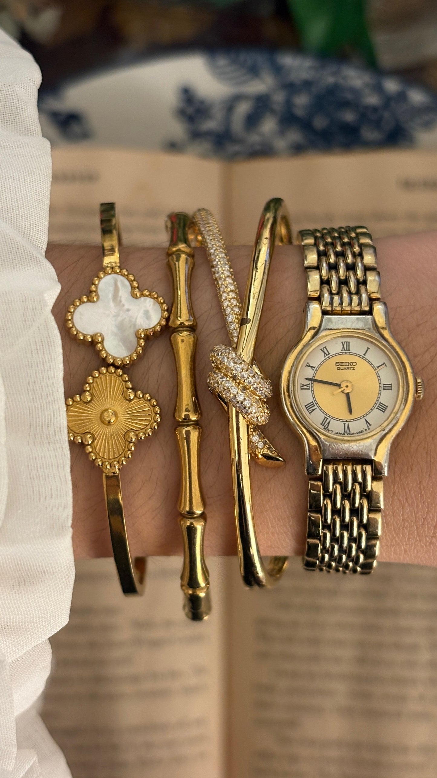 Rare Vintage Seiko Roman Two tone Dial Classic Dress Watch in Gold Tone Quartz