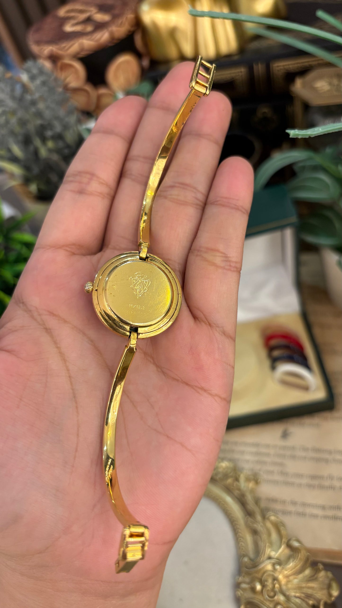 Extremely Rare Gucci Interchangeable Bezel Bangle Watch Set in Gold Tone Quartz Swiss