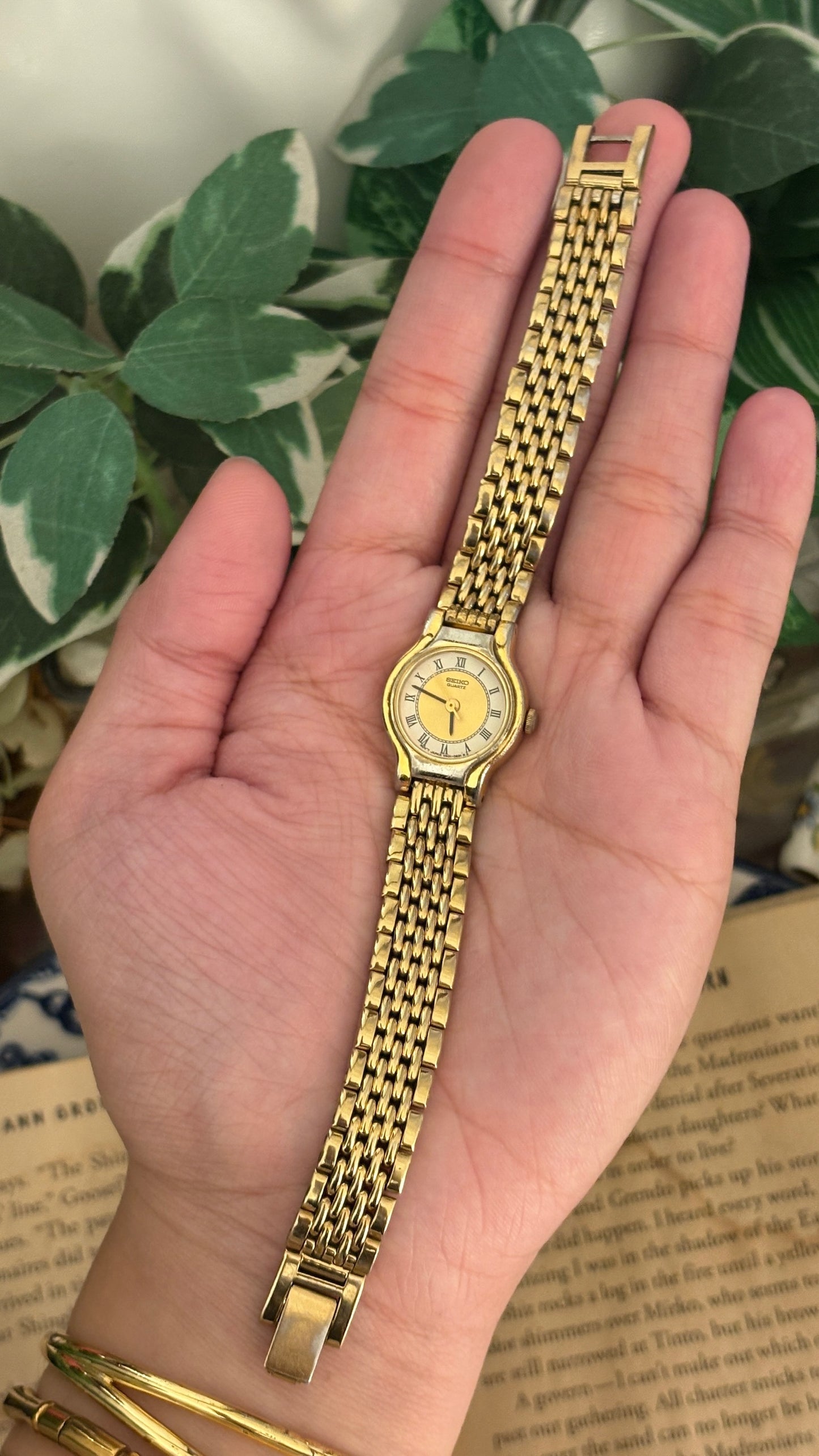 Rare Vintage Seiko Roman Two tone Dial Classic Dress Watch in Gold Tone Quartz