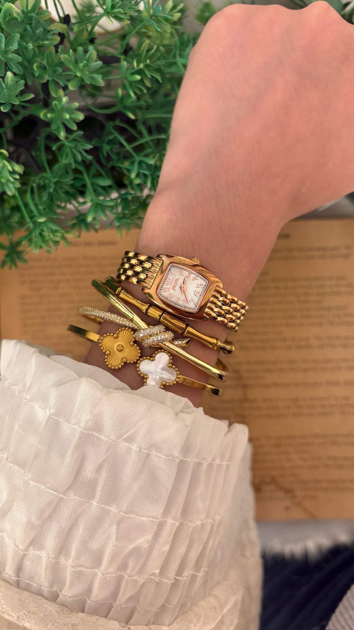 Vintage Follie Follie Mother of Pearl Dial Watch in Rose Gold Tone Quartz