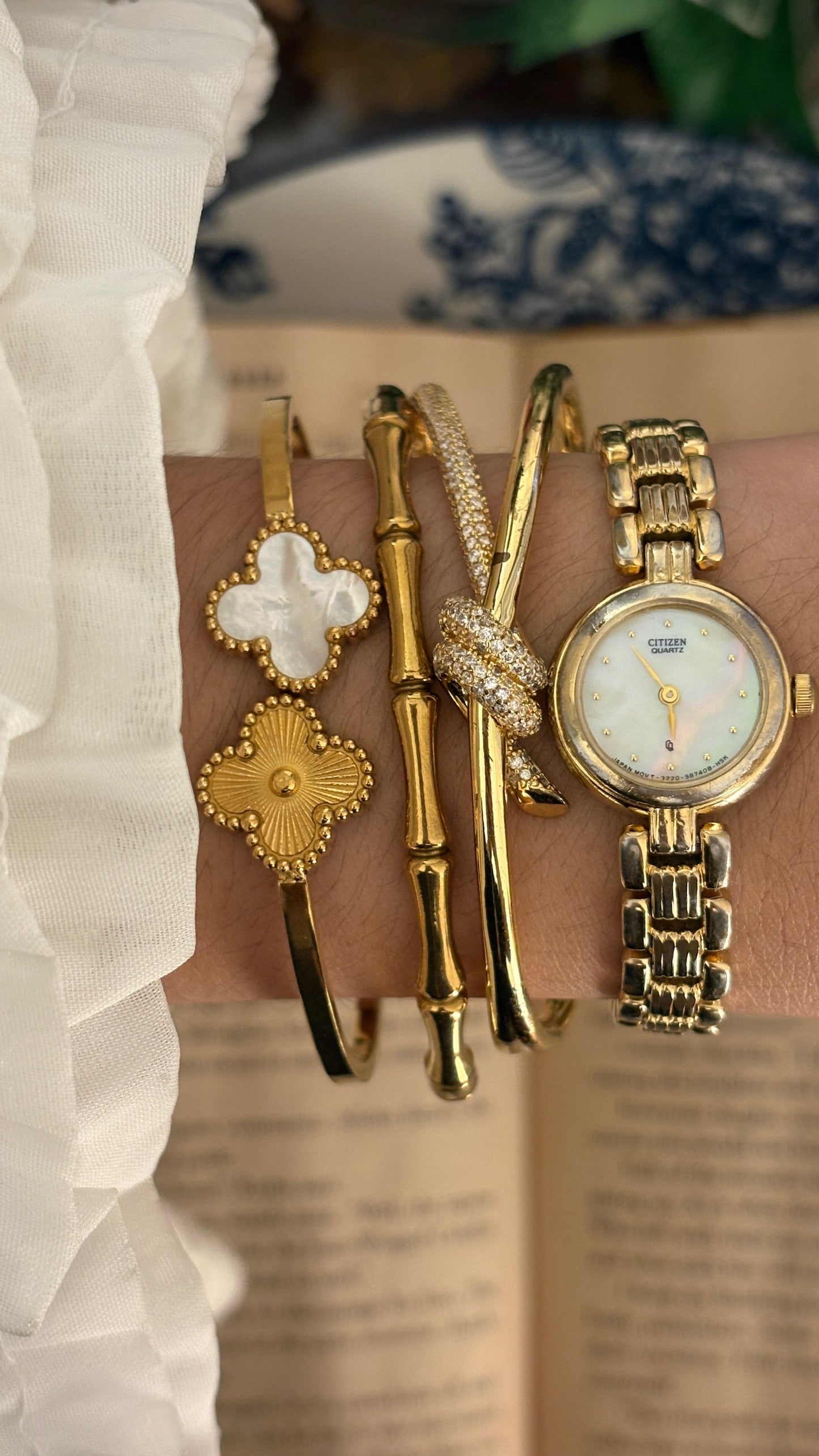 Rare Vintage Elegant Citizen Mother of Pearl Dial Watch in Gold Tone Quartz