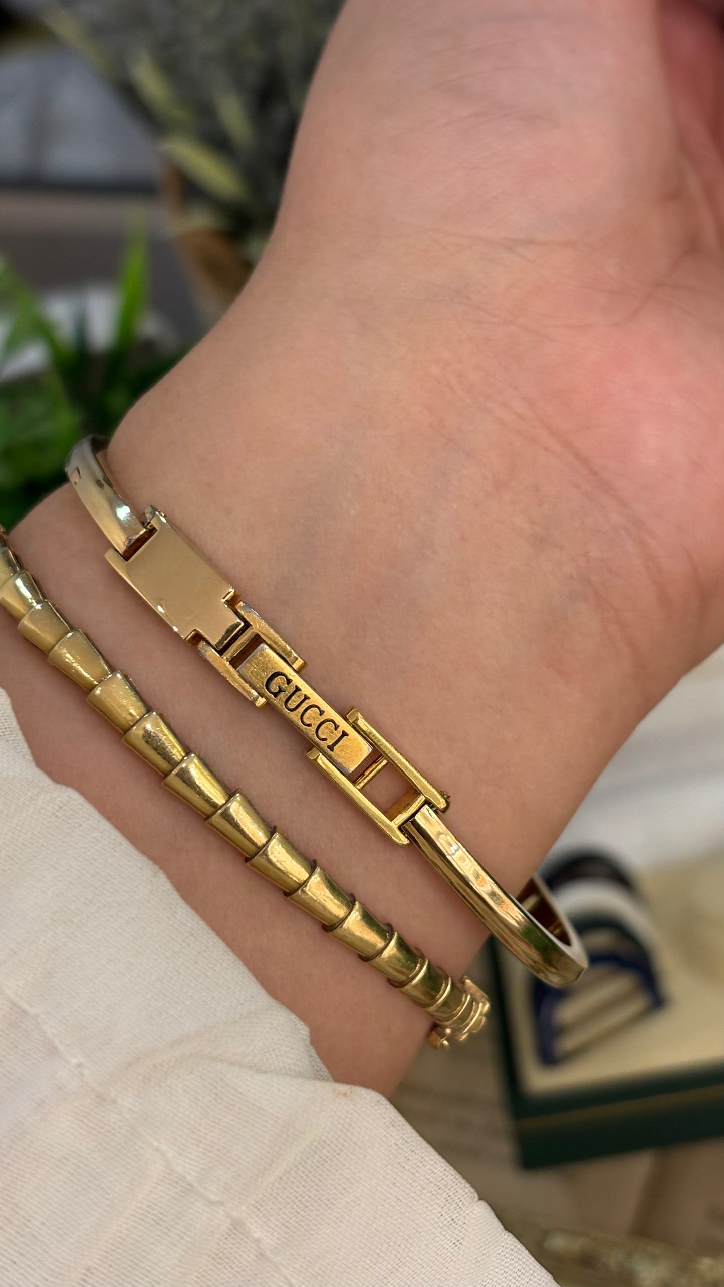 Extremely Rare Gucci Interchangeable Bezel Bangle Watch Set in Gold Tone Quartz Swiss