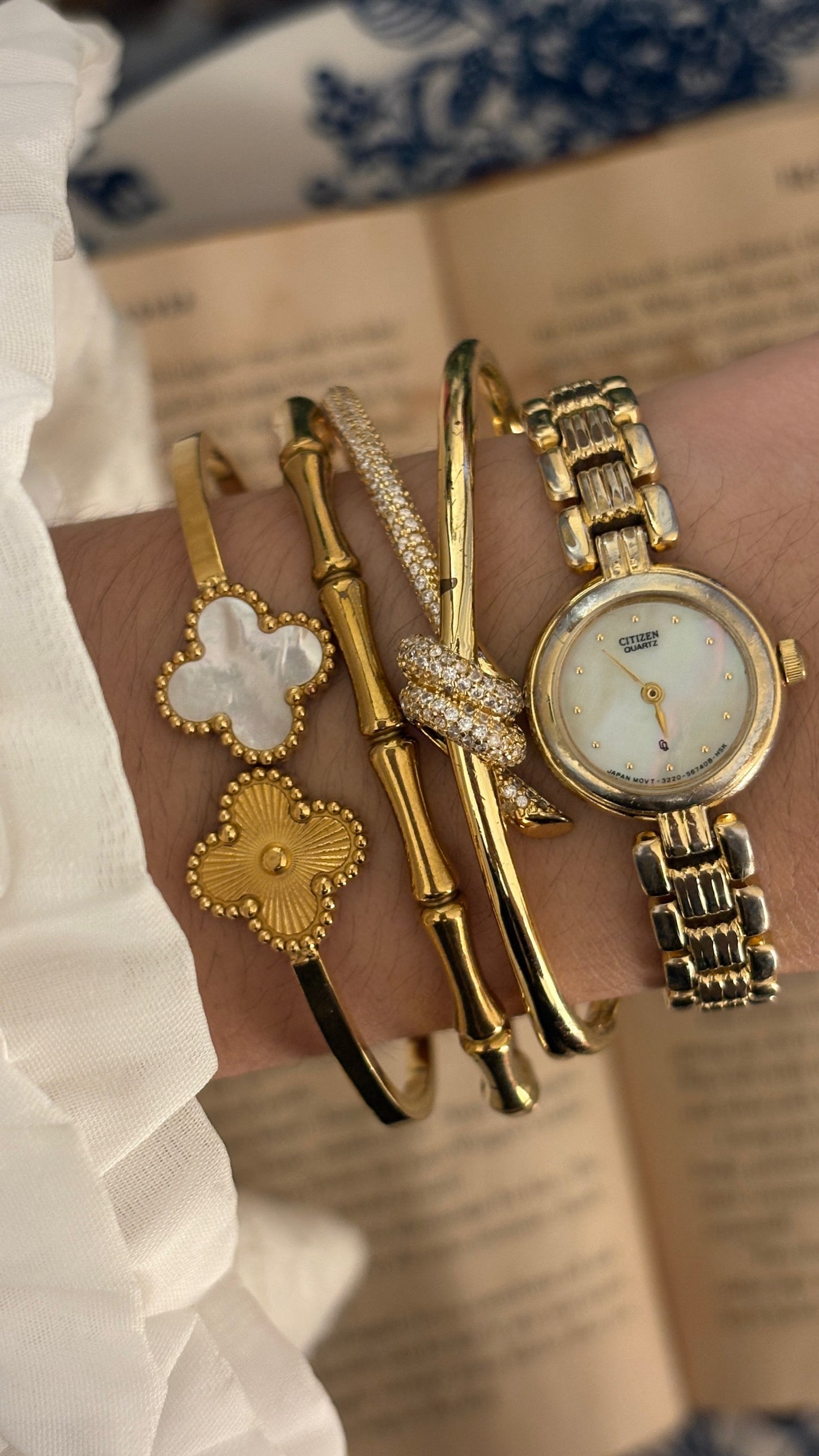 Rare Vintage Elegant Citizen Mother of Pearl Dial Watch in Gold Tone Quartz