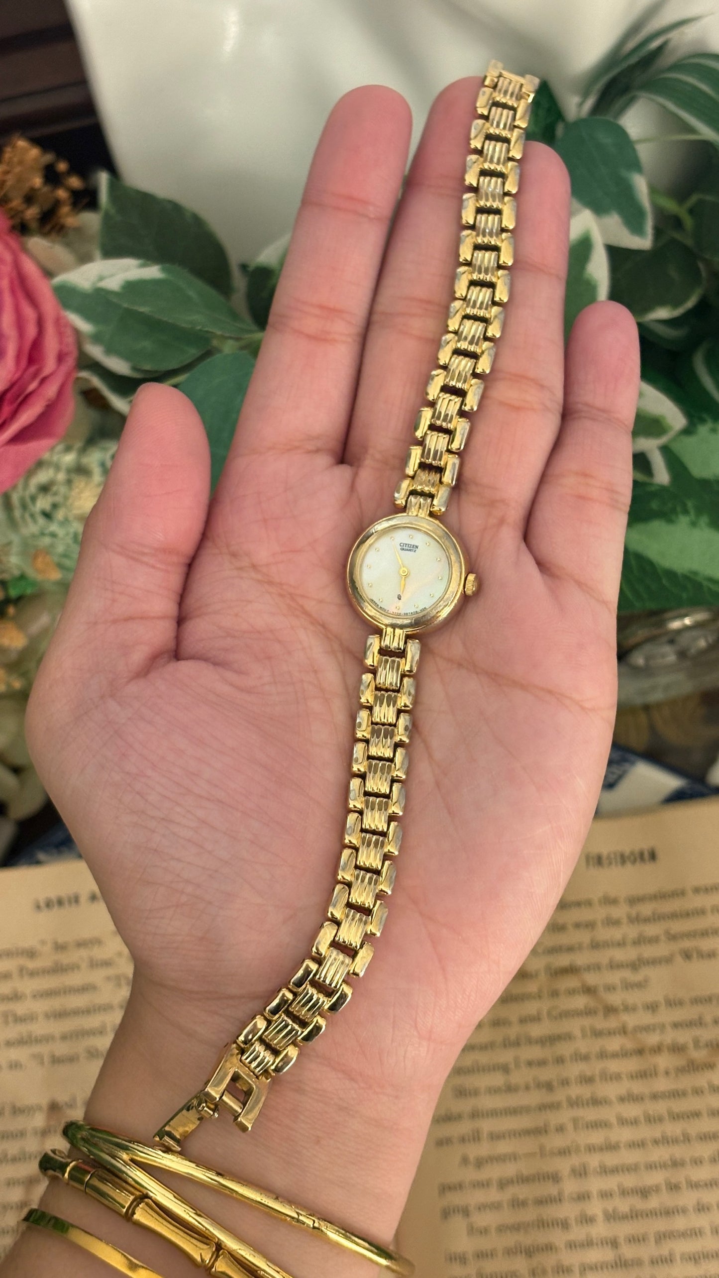 Rare Vintage Elegant Citizen Mother of Pearl Dial Watch in Gold Tone Quartz