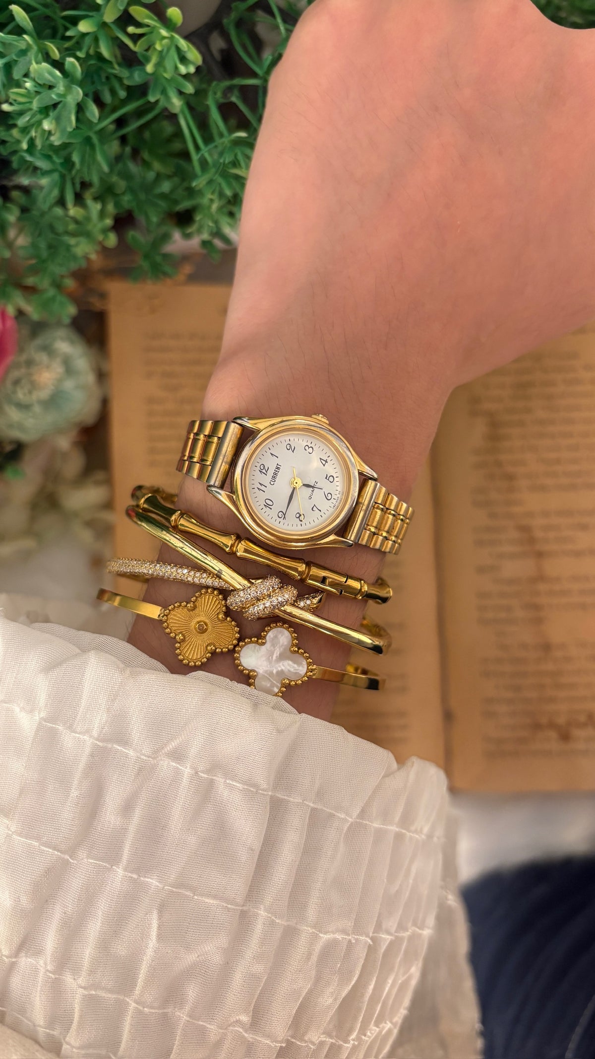 Vintage Current Classic Watch in Gold Tone Quartz