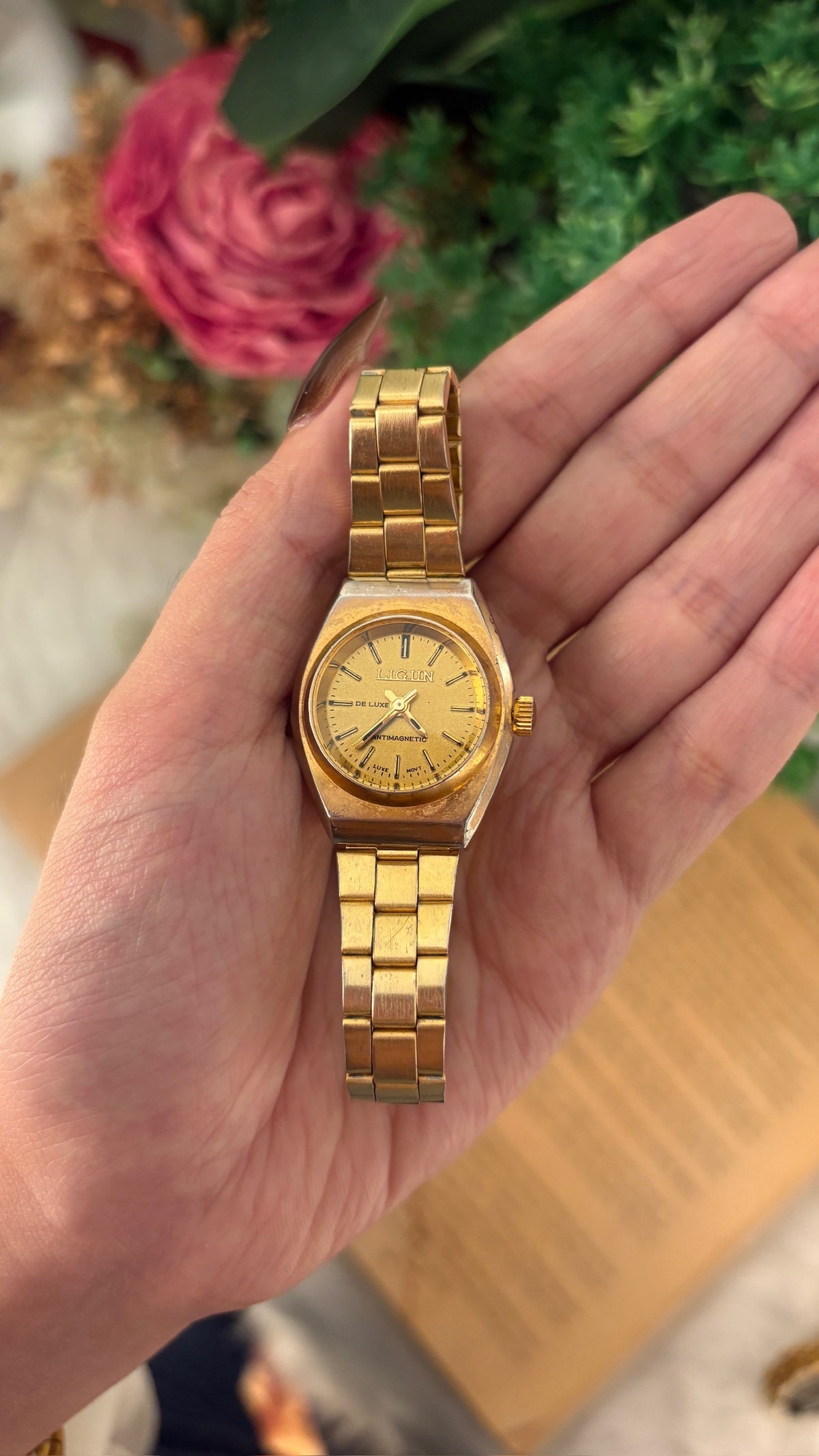 Vintage Ligun De Luxe Swiss Watch in Gold Tone Quartz