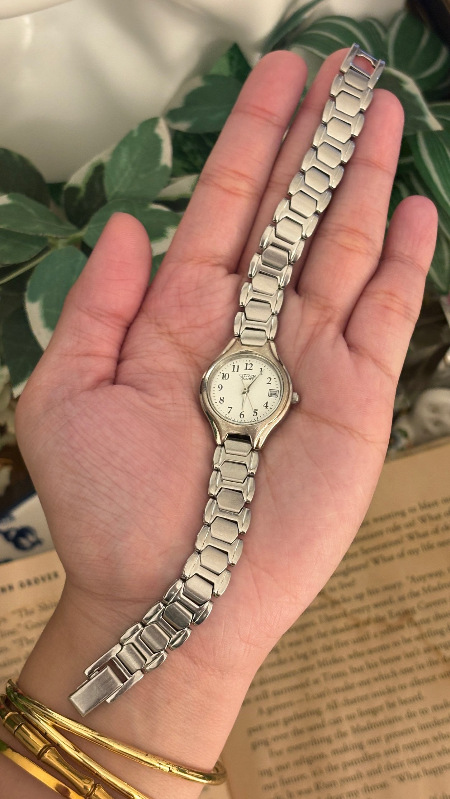 Vintage Citizen Date Window Classic Watch in Silver Tone Quartz