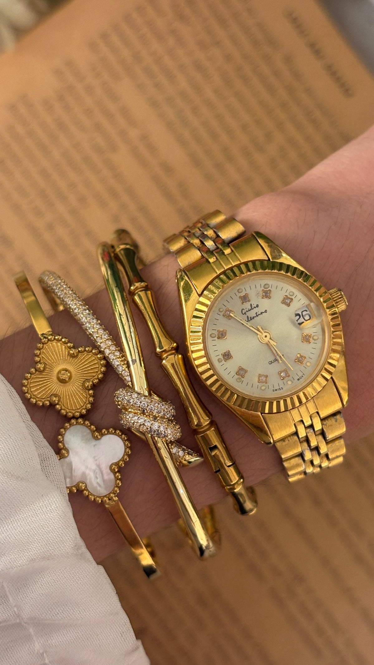 Vintage Giulio Valentino Fluted Bezel Date Window Watch in Gold Tone Quartz