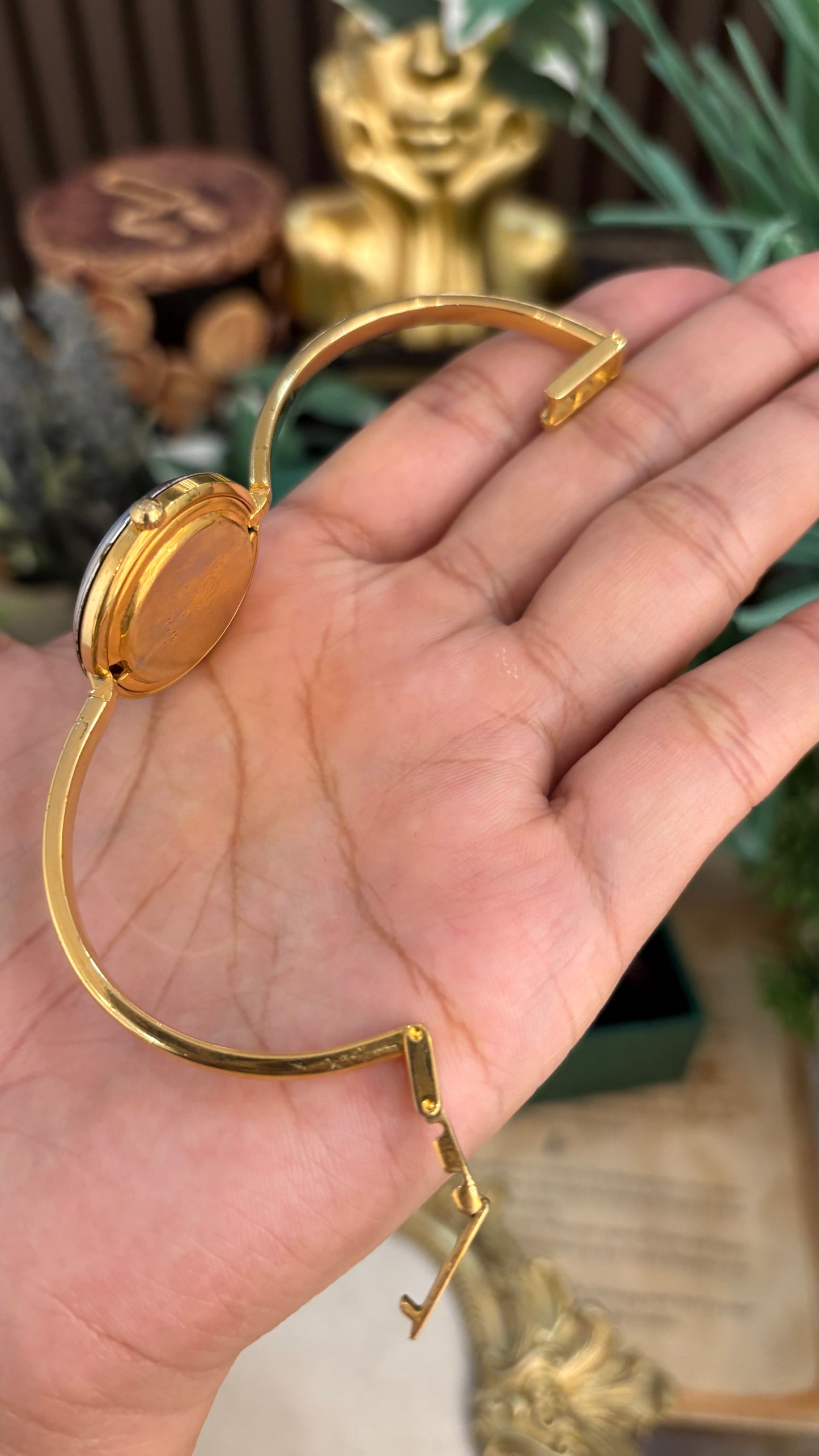 Extremely Rare Gucci Interchangeable Bezel Bangle Watch with Metal Bezel Set in Gold Tone Quartz Swiss