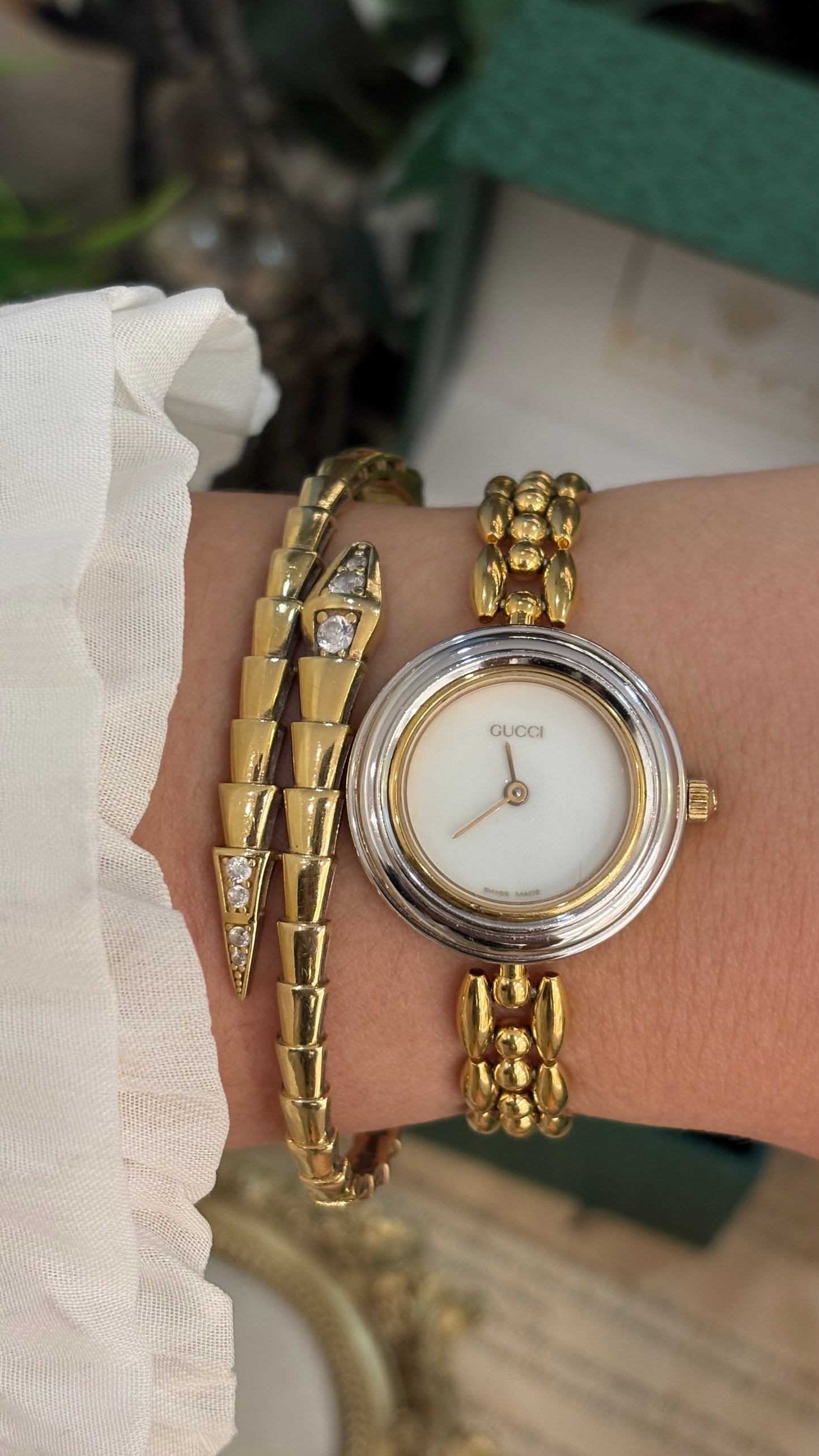 Extremely Rare Gucci Interchangeable Bezel Rice Link Watch with Metal Bezel Set in Gold Tone Quartz Swiss