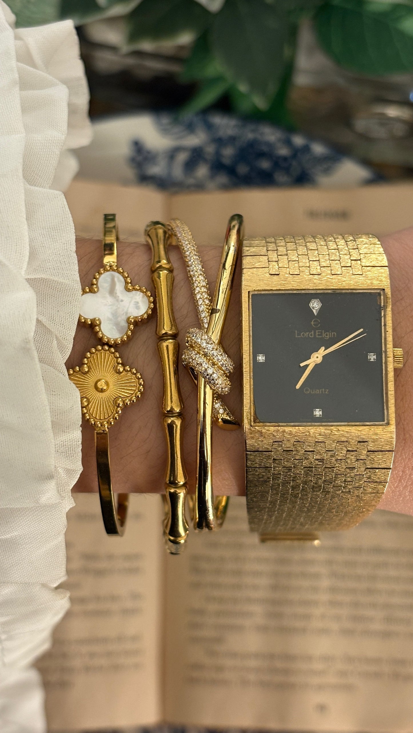 Rare Vintage Lord Elgin Black Dial Diamond Accent Mens Dress Watch in Gold Tone Quartz
