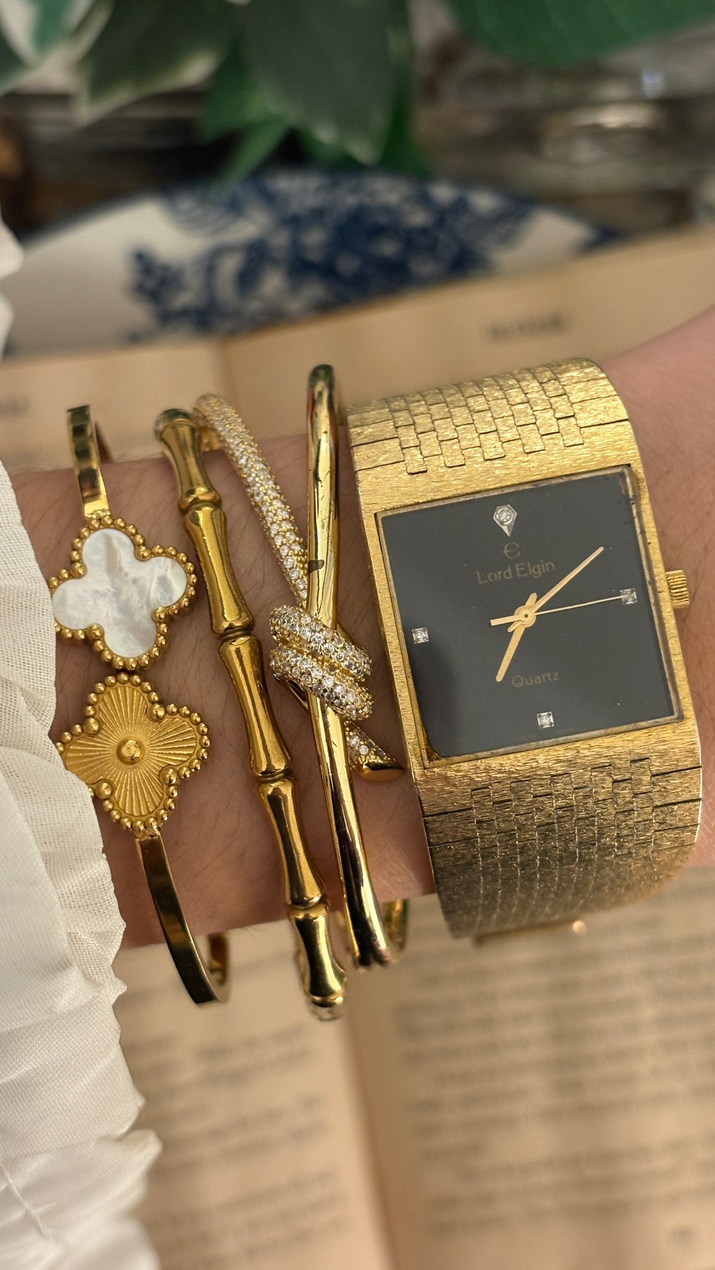 Rare Vintage Lord Elgin Black Dial Diamond Accent Mens Dress Watch in Gold Tone Quartz