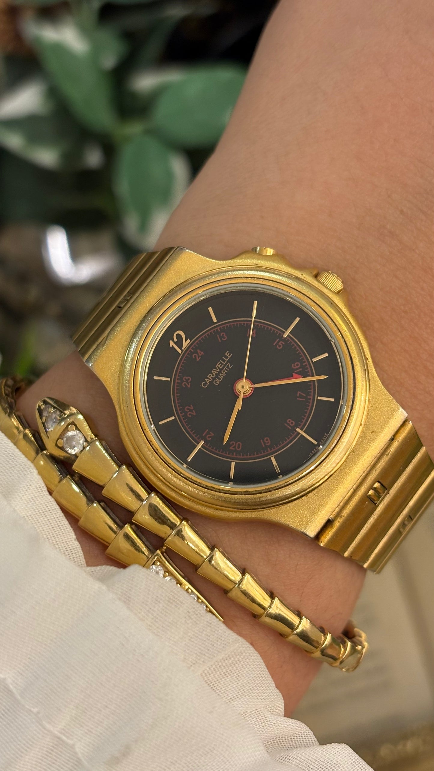 Rare Vintage Caravelle by Bulova Swiss Mens Classic Watch in Gold Tone Quartz