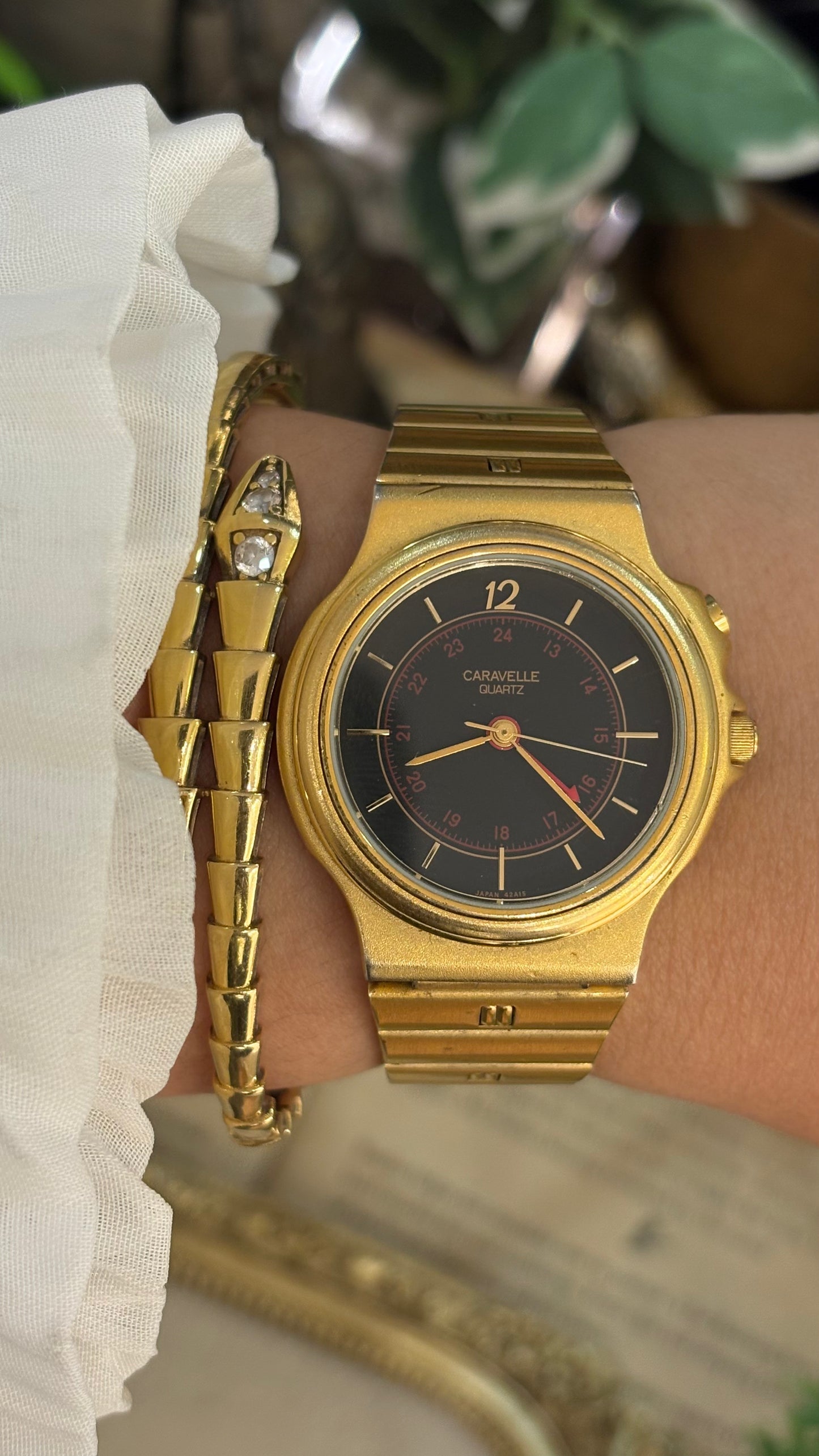 Rare Vintage Caravelle by Bulova Swiss Mens Classic Watch in Gold Tone Quartz
