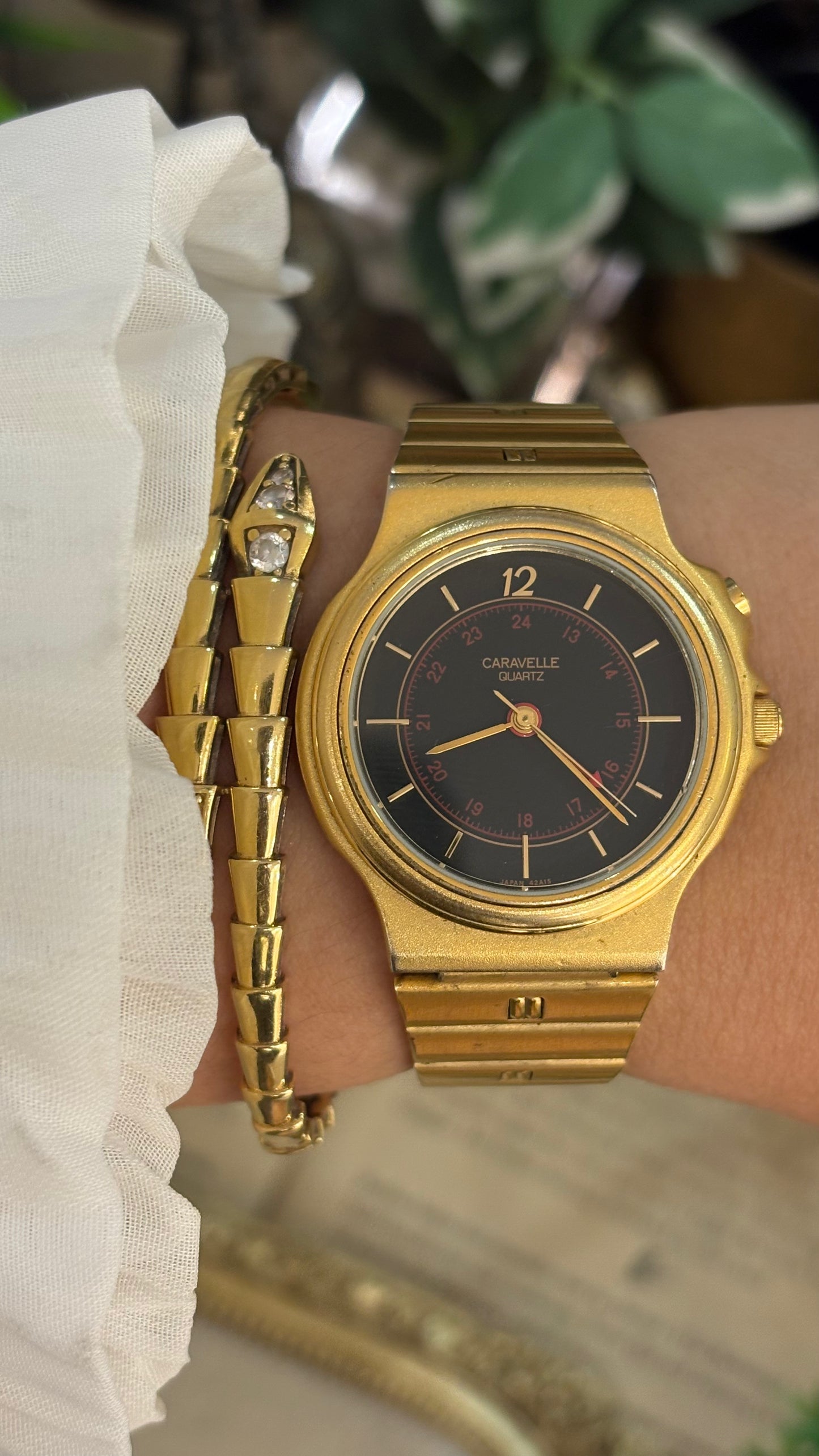 Rare Vintage Caravelle by Bulova Swiss Mens Classic Watch in Gold Tone Quartz