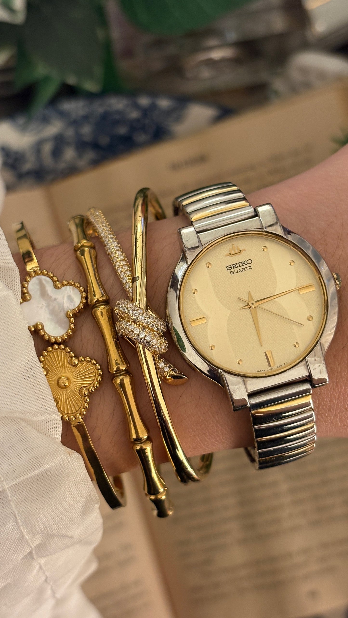 Rare Vintage Seiko Mens Expandable Band Watch in Two-Tone Quartz