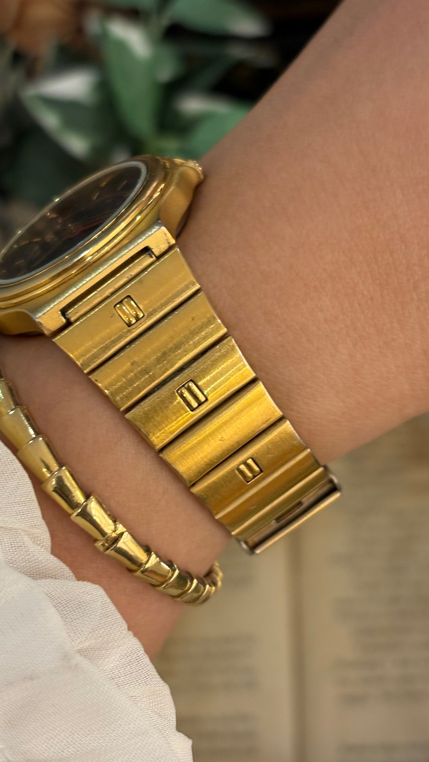 Rare Vintage Caravelle by Bulova Swiss Mens Classic Watch in Gold Tone Quartz