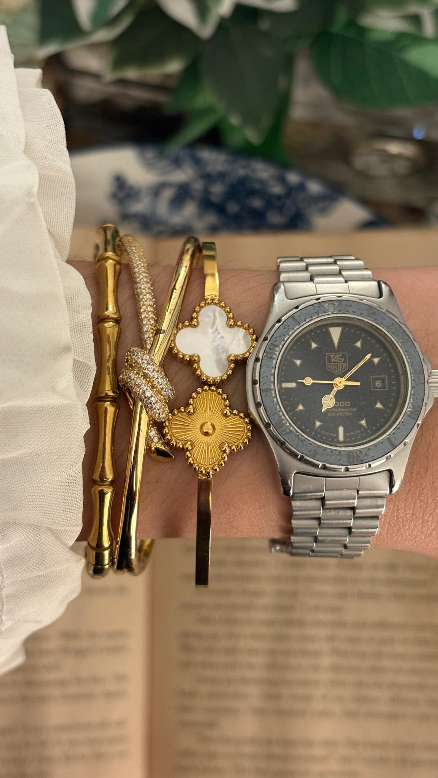 Rare Vintage Tag Heuer 2000 Professional Moondust with Date Window Watch in Silver Tone Quartz
