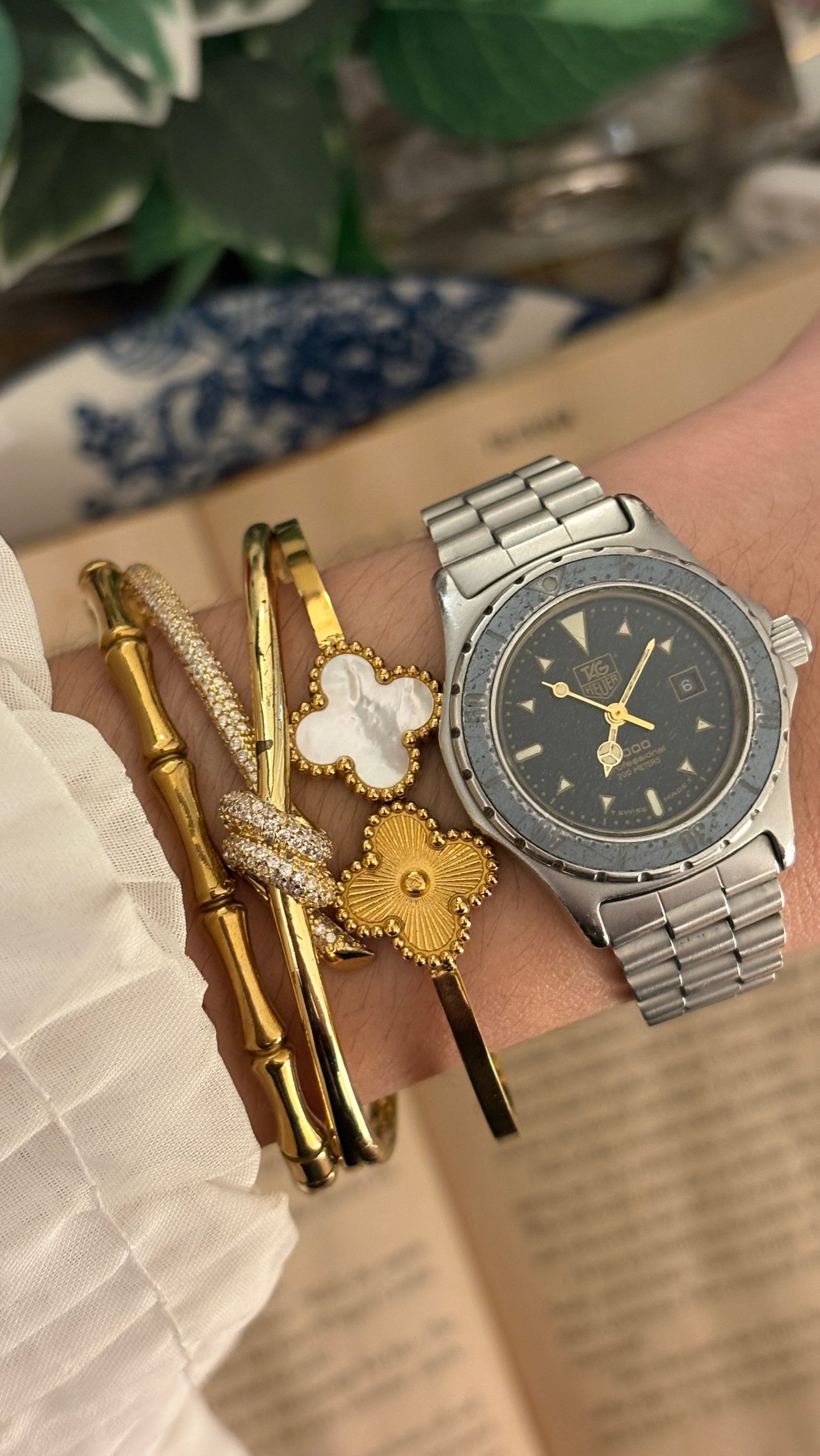 Rare Vintage Tag Heuer 2000 Professional Moondust with Date Window Watch in Silver Tone Quartz