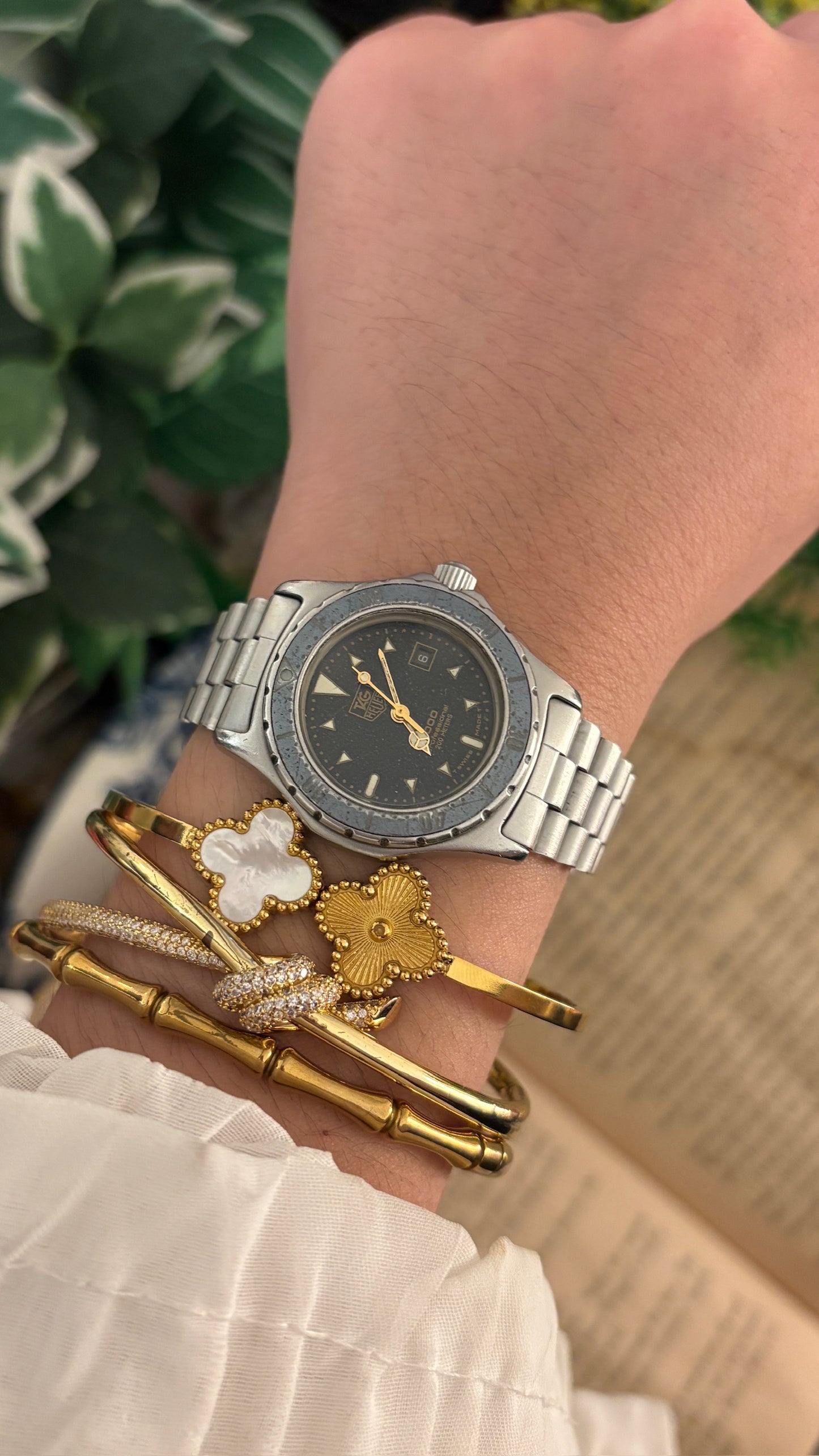 Rare Vintage Tag Heuer 2000 Professional Moondust with Date Window Watch in Silver Tone Quartz