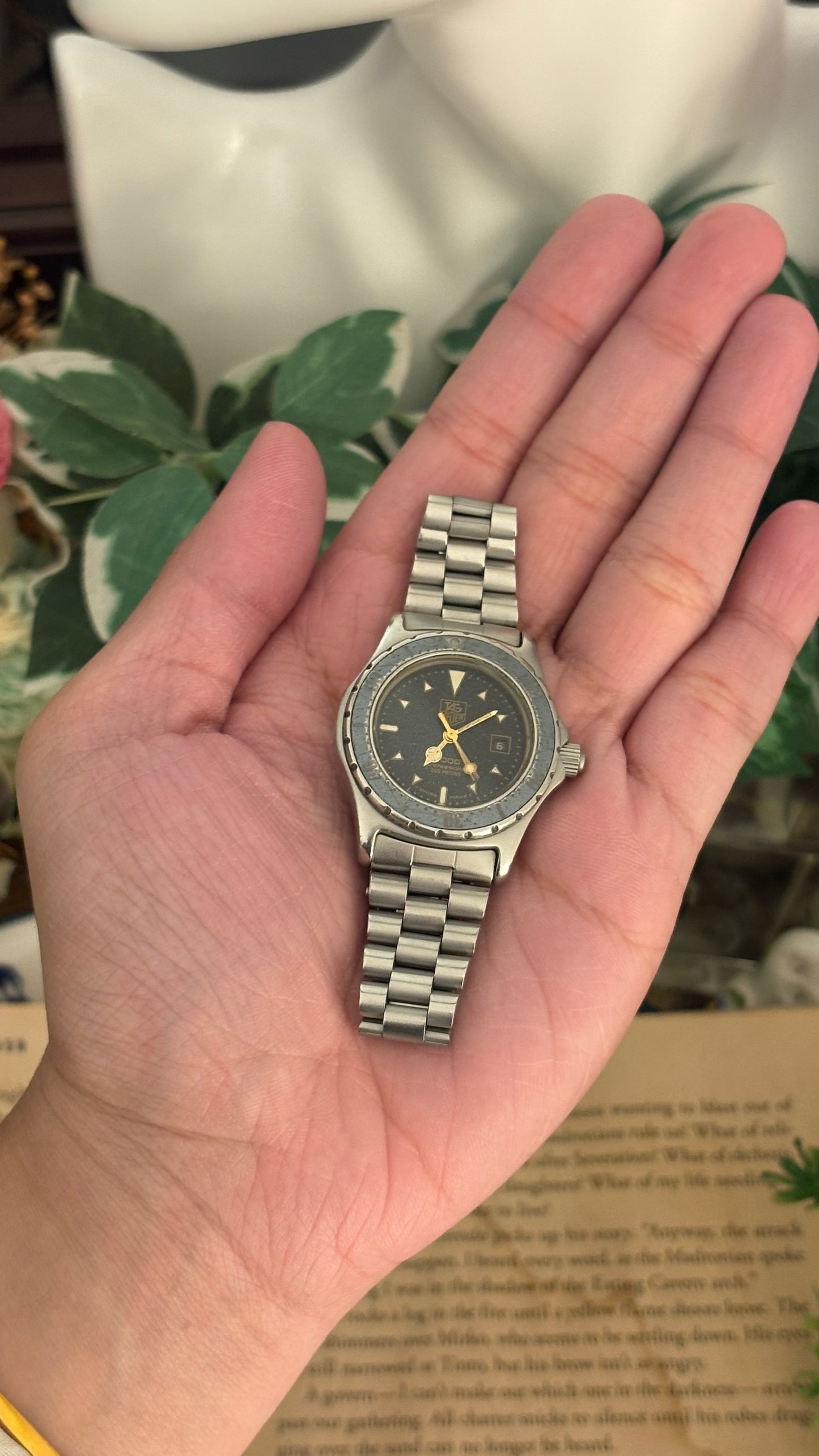 Rare Vintage Tag Heuer 2000 Professional Moondust with Date Window Watch in Silver Tone Quartz