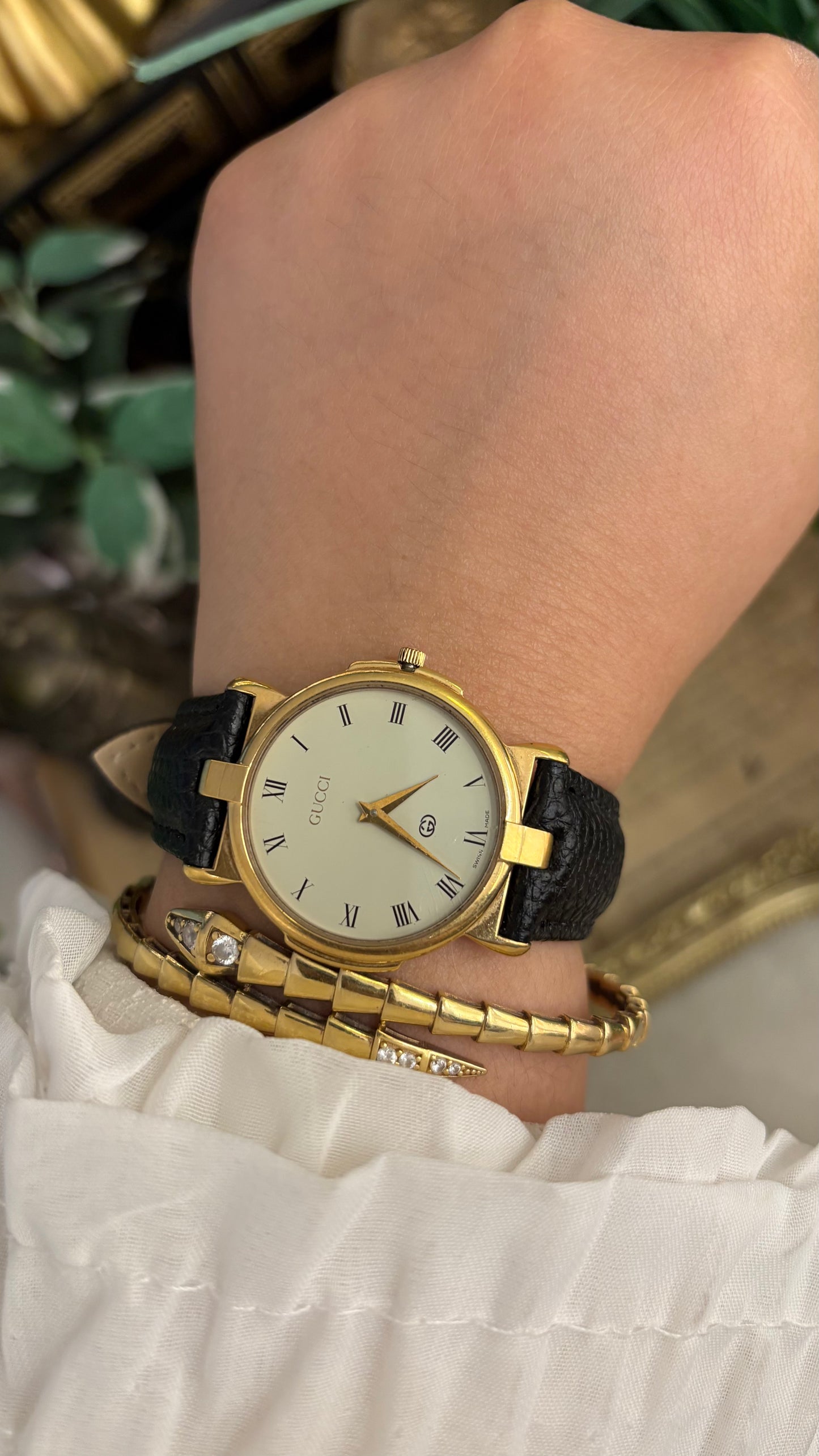 Vintage Gucci Swiss 3400M Classic Mens Roman Dial Watch in Gold Tone Black Leather Quartz