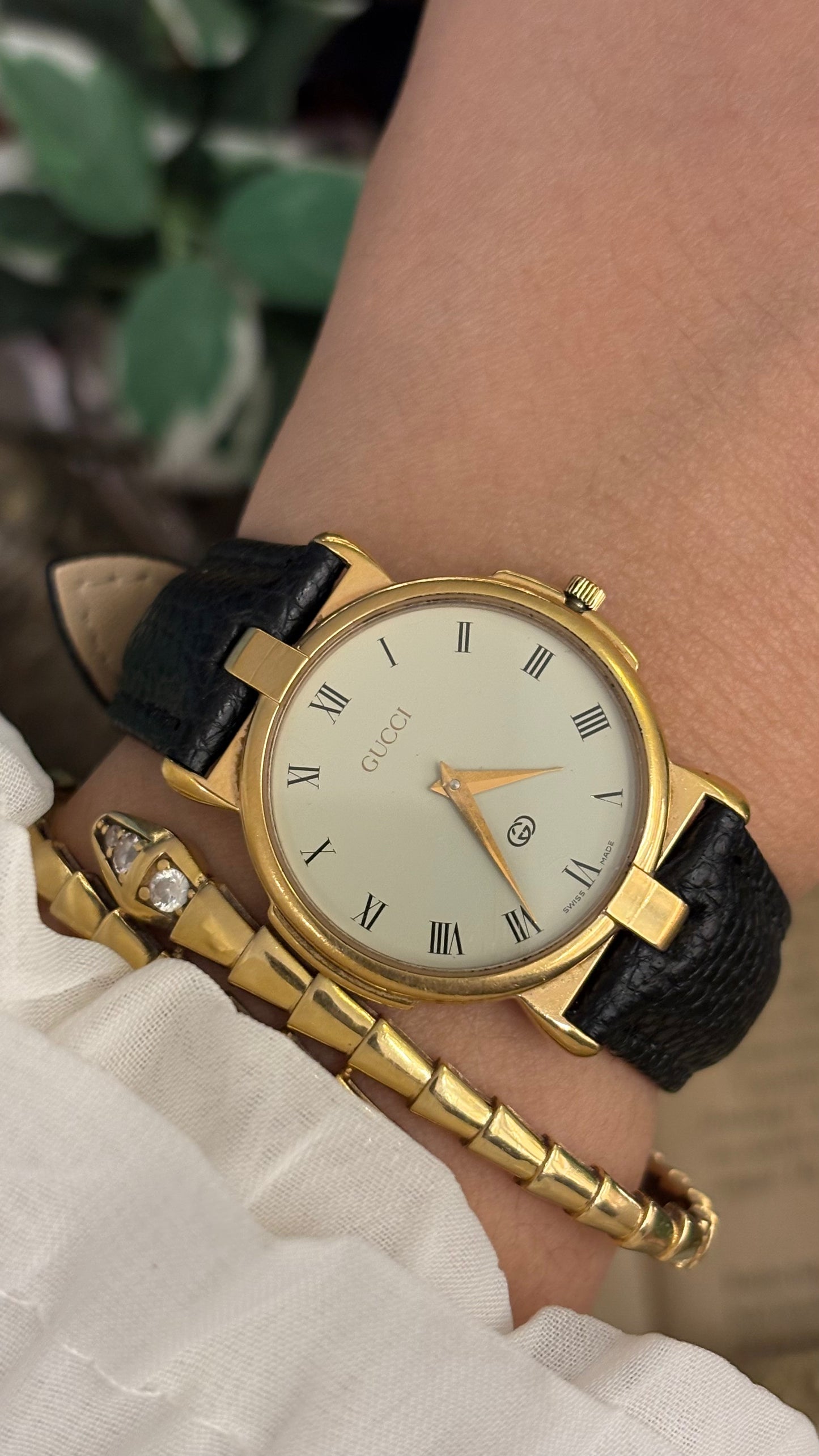 Vintage Gucci Swiss 3400M Classic Mens Roman Dial Watch in Gold Tone Black Leather Quartz