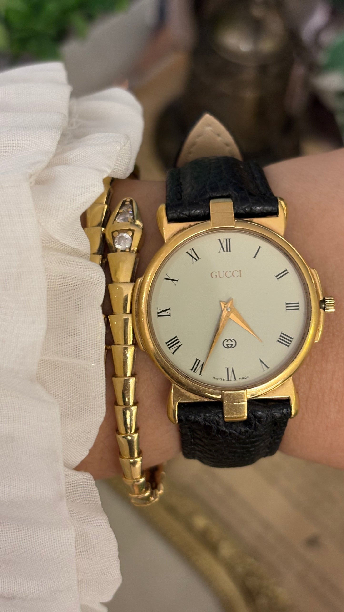 Vintage Gucci Swiss 3400M Classic Mens Roman Dial Watch in Gold Tone Black Leather Quartz