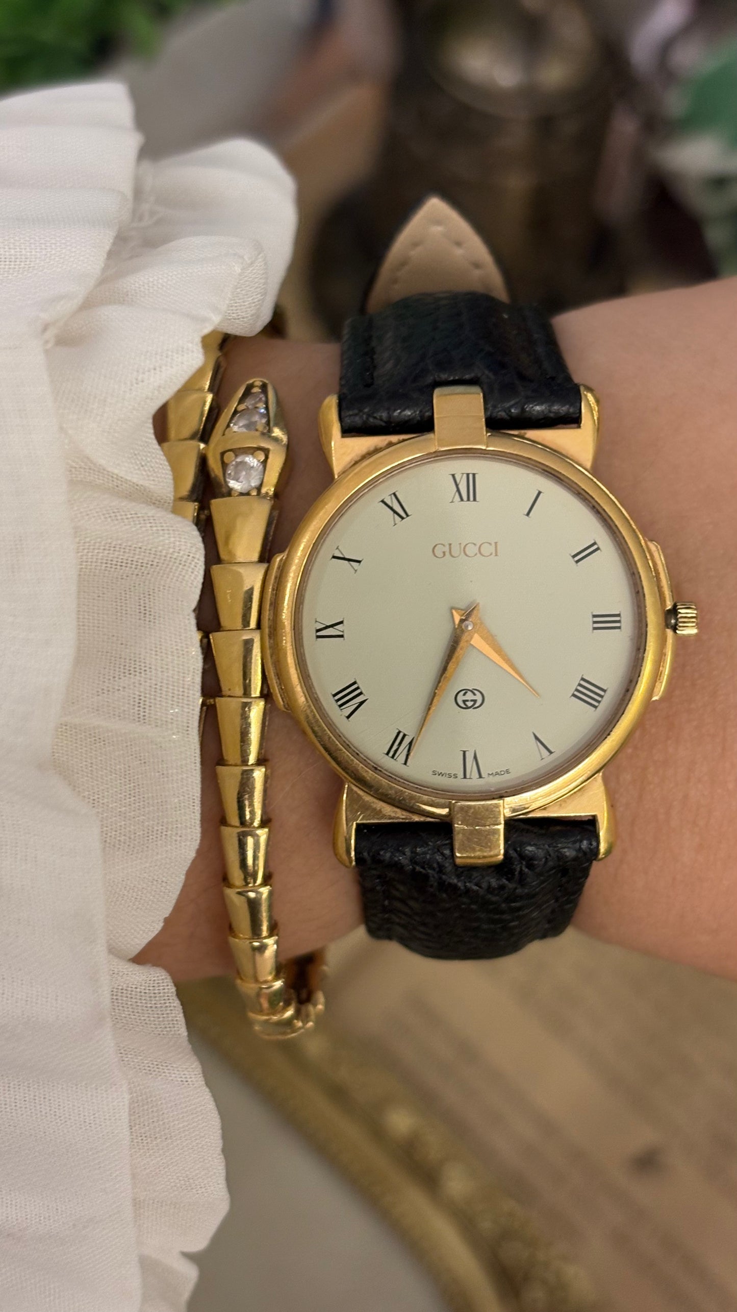 Vintage Gucci Swiss 3400M Classic Mens Roman Dial Watch in Gold Tone Black Leather Quartz