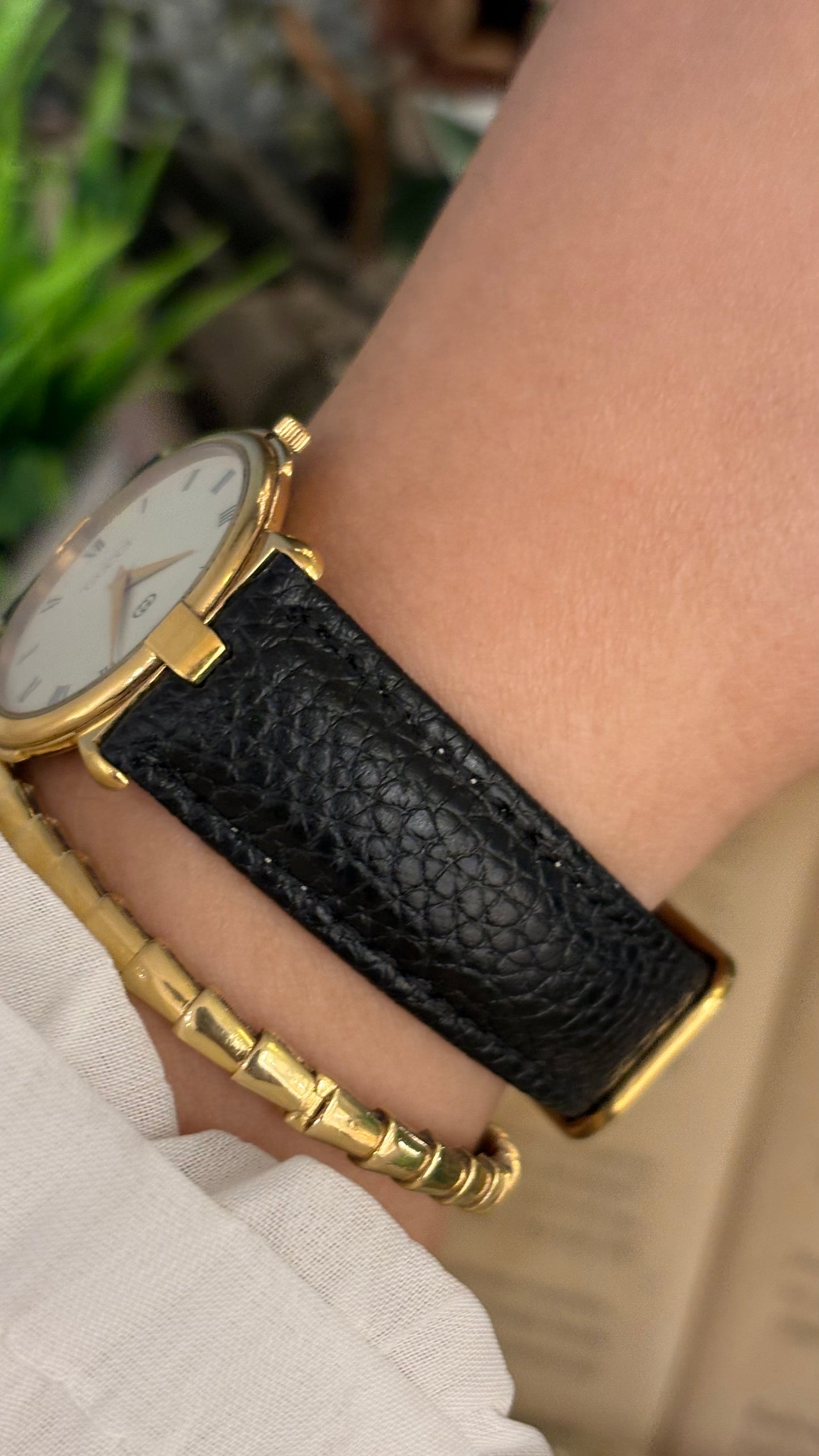 Vintage Gucci Swiss 3400M Classic Mens Roman Dial Watch in Gold Tone Black Leather Quartz