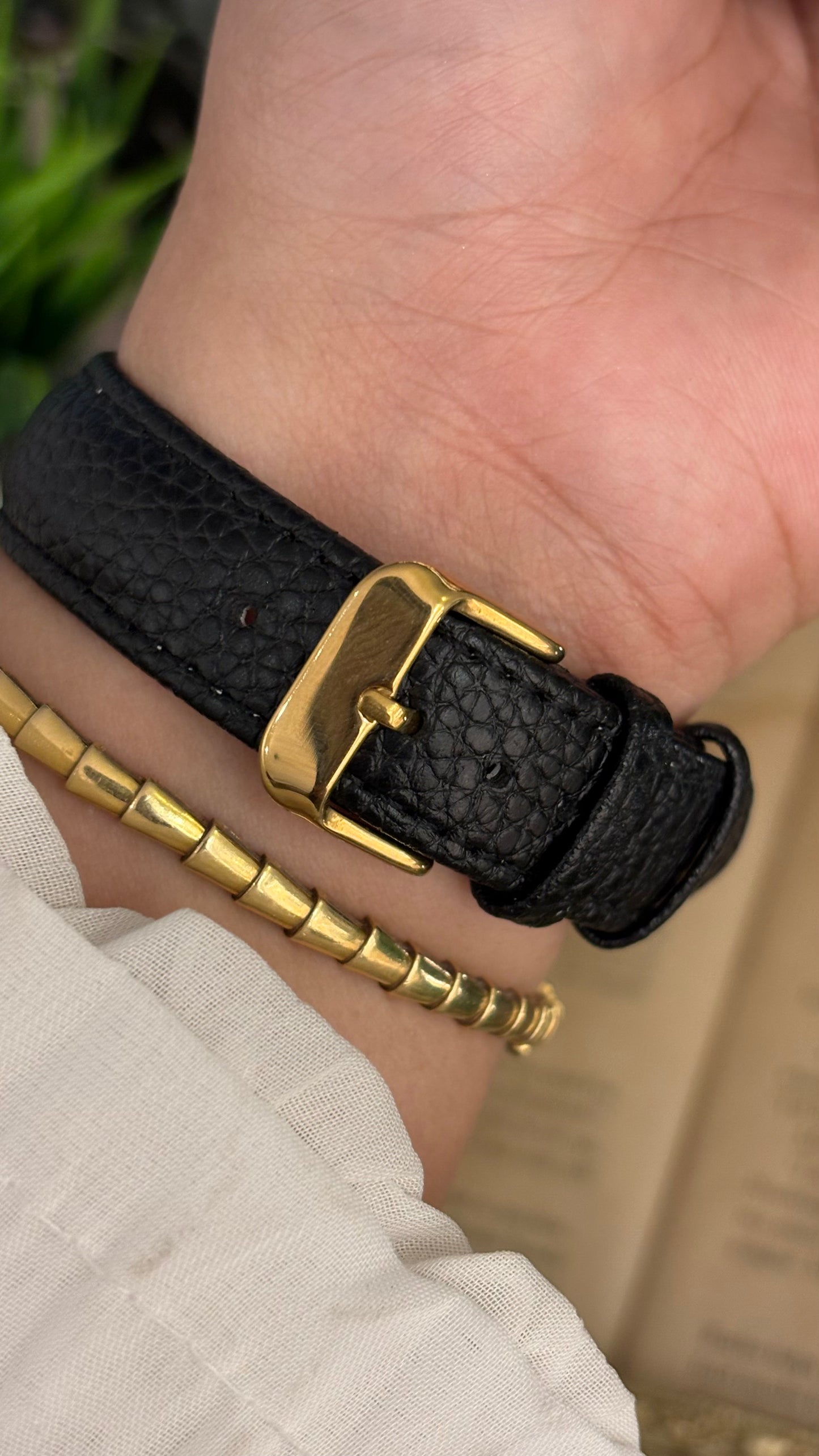 Vintage Gucci Swiss 3400M Classic Mens Roman Dial Watch in Gold Tone Black Leather Quartz