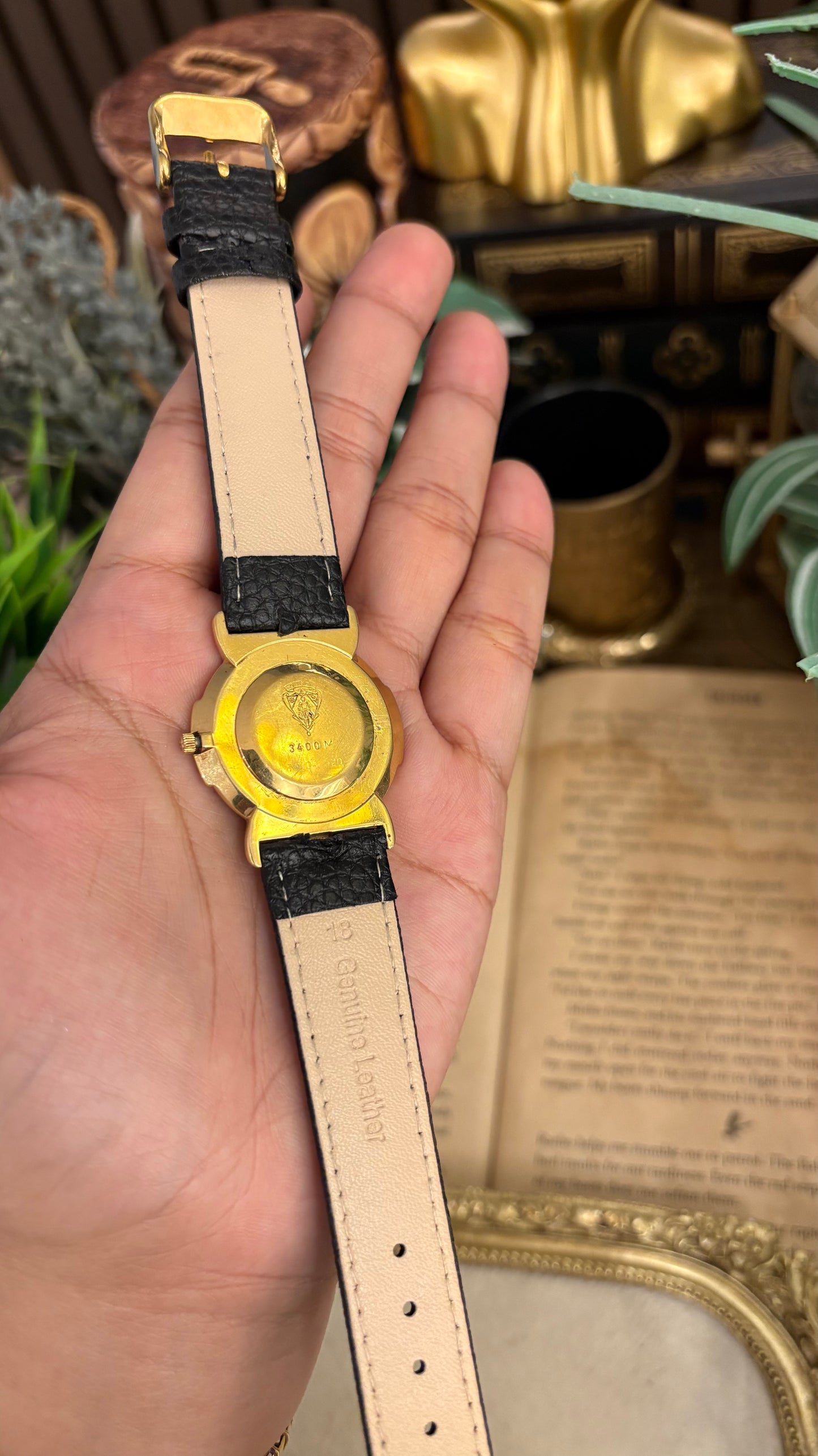 Vintage Gucci Swiss 3400M Classic Mens Roman Dial Watch in Gold Tone Black Leather Quartz