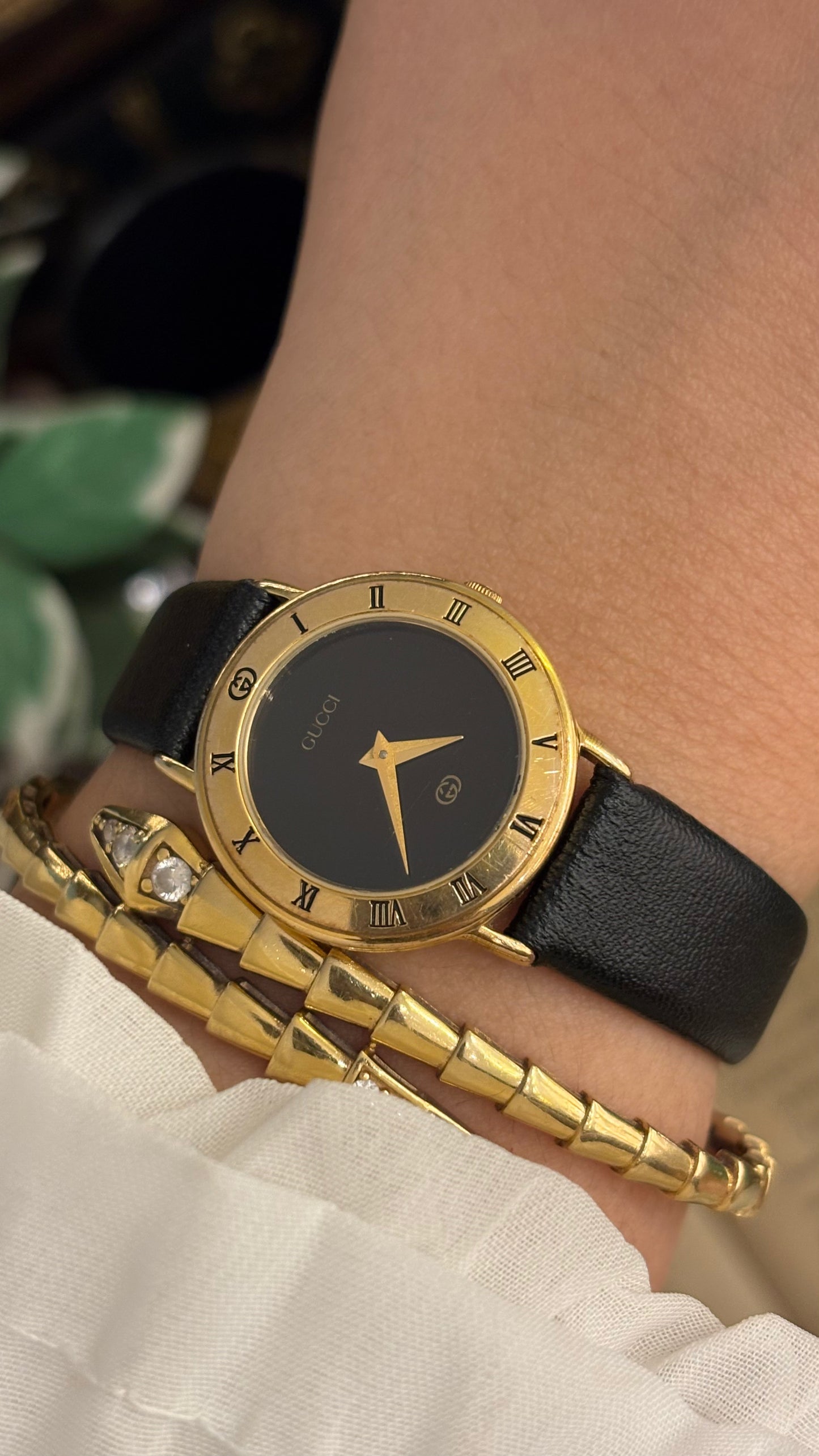 Vintage Gucci Swiss 3000L Engraved Roman Bezel Watch in Gold Tone Black Leather Blackout Dial Quartz