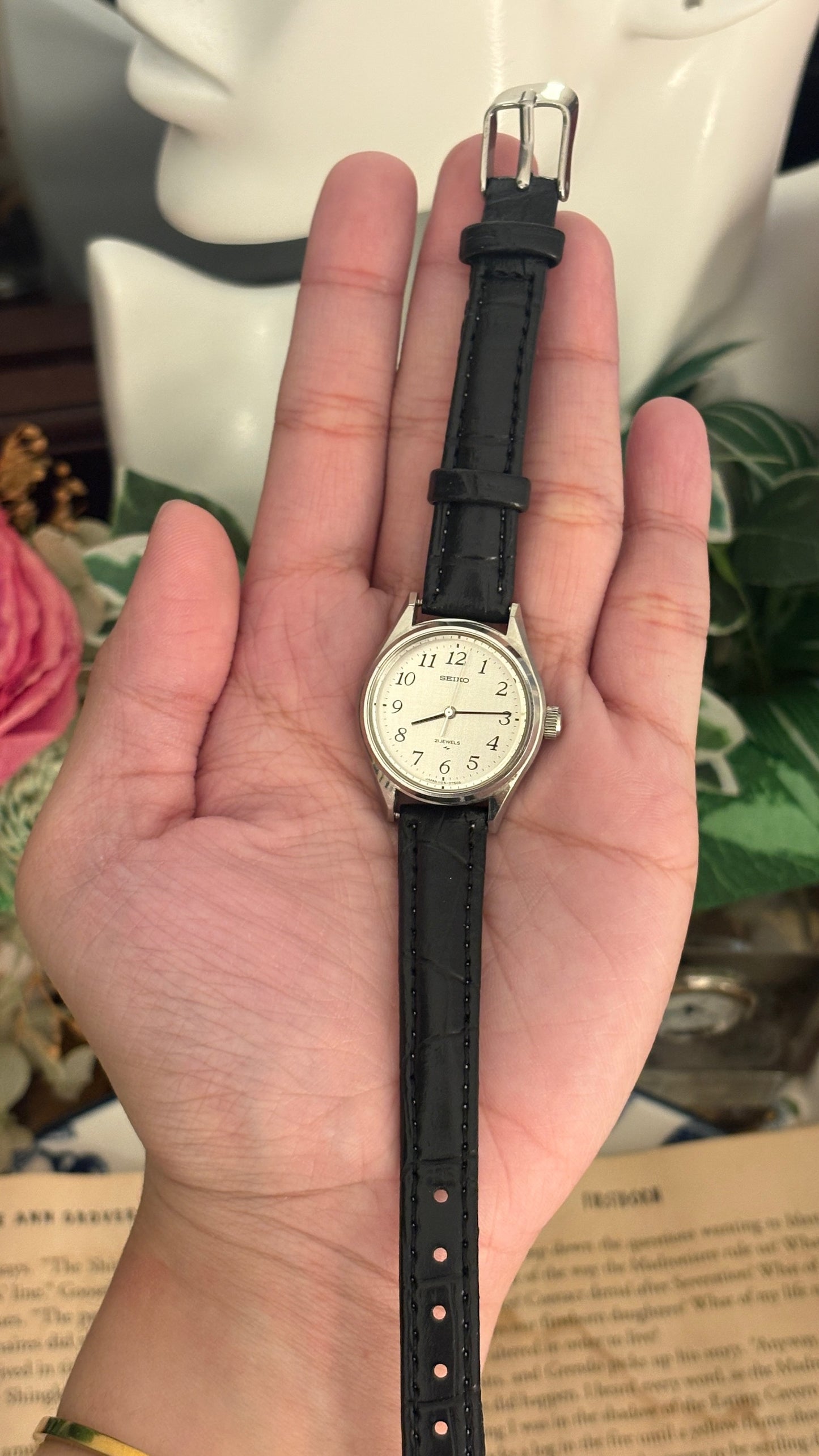 Vintage Seiko 21 Jewels Watch in Silver Tone Black Leather Quartz