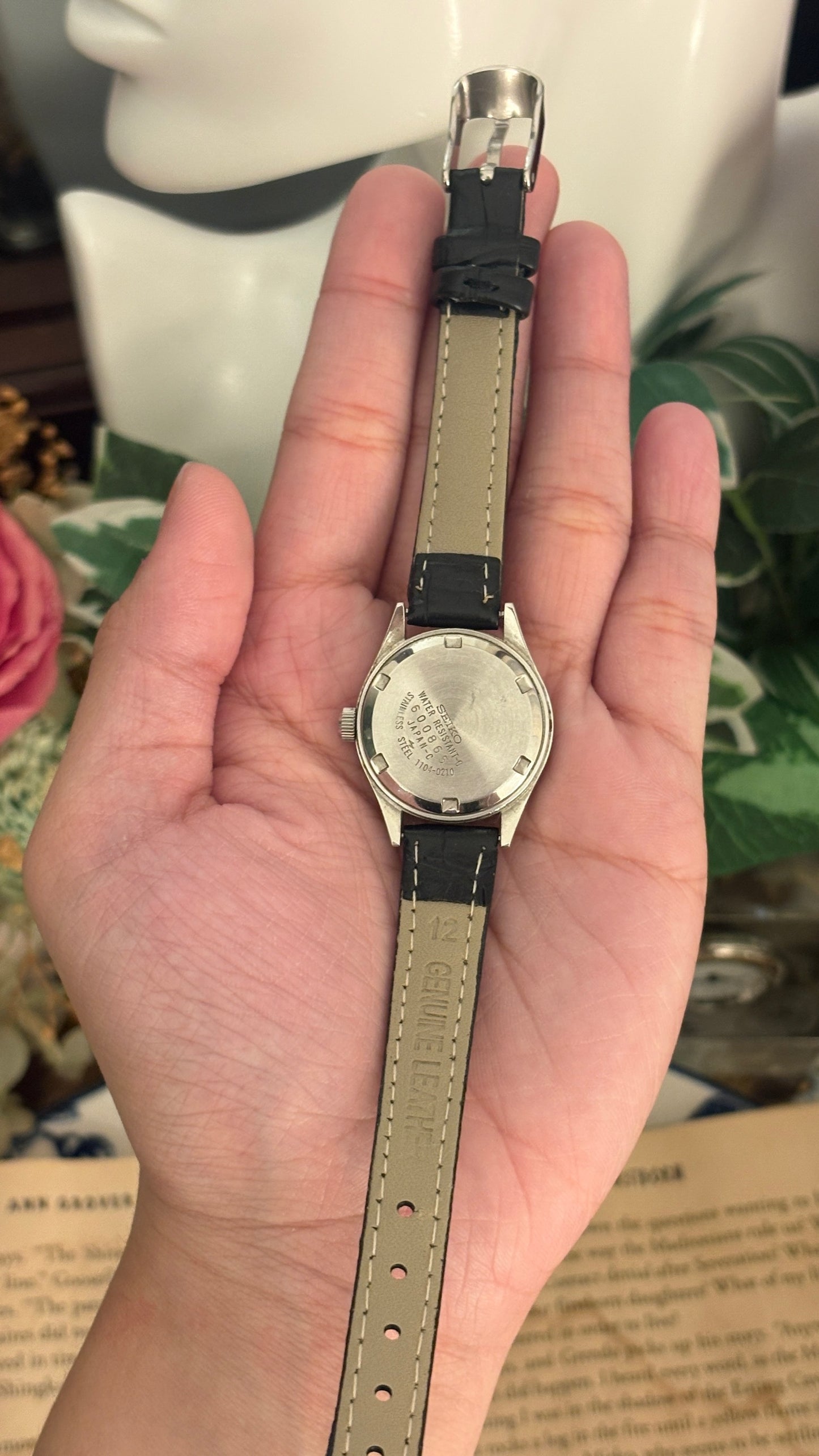 Vintage Seiko 21 Jewels Watch in Silver Tone Black Leather Quartz