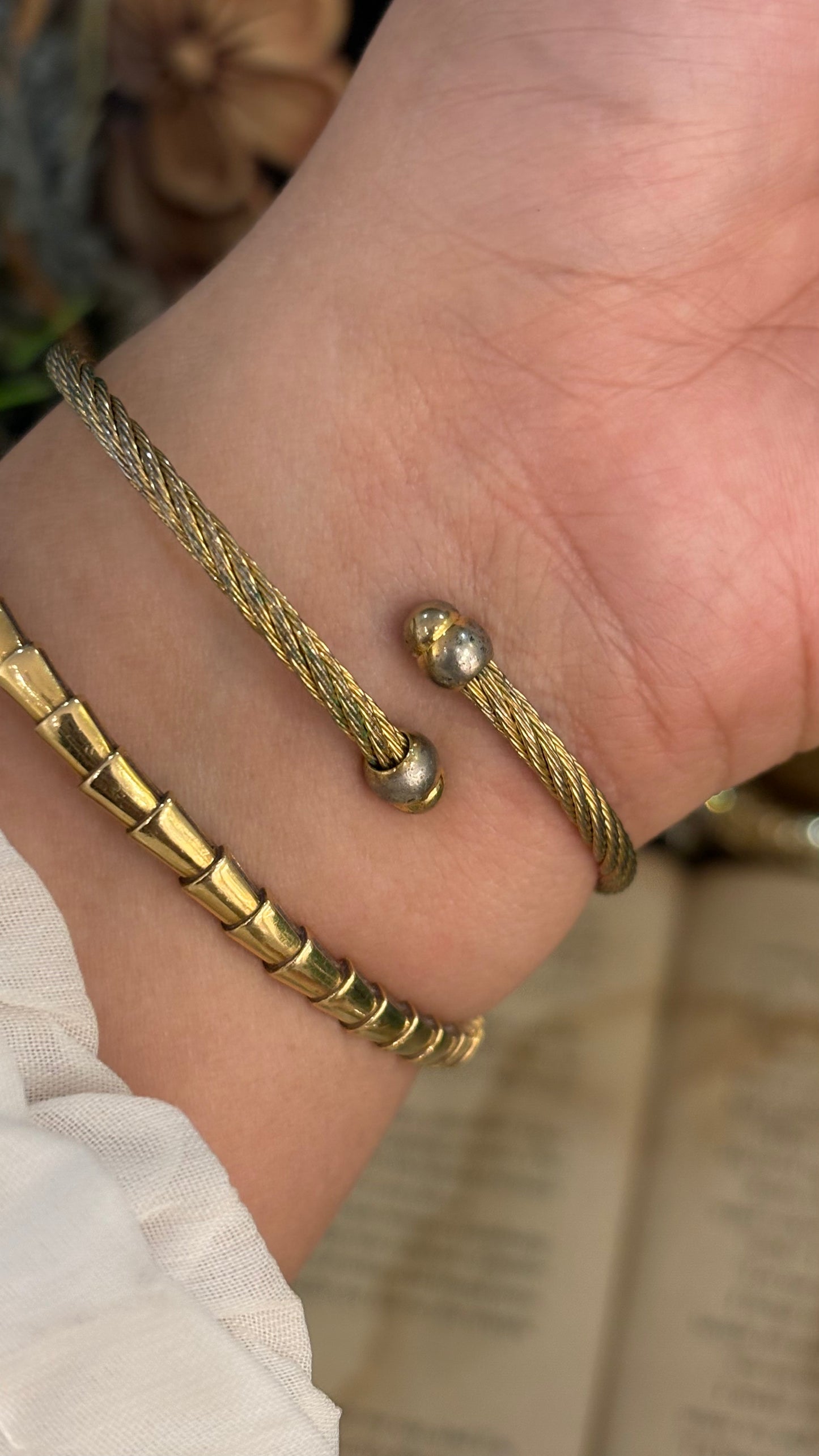 Rare Elegant Vintage Itraco Twisted Bangle Watch in Gold Tone Black Oval Dial Quartz