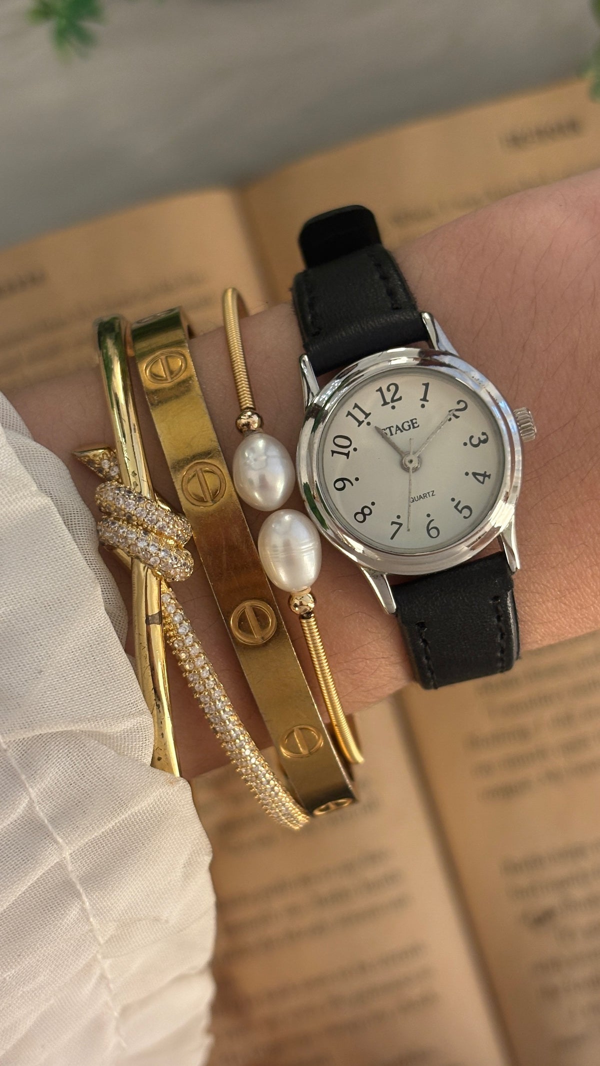 Vintage Stage Classic Watch in Silver Tone Black Leather Quartz