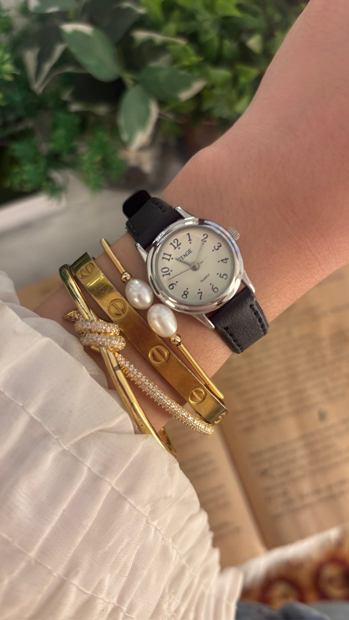 Vintage Stage Classic Watch in Silver Tone Black Leather Quartz